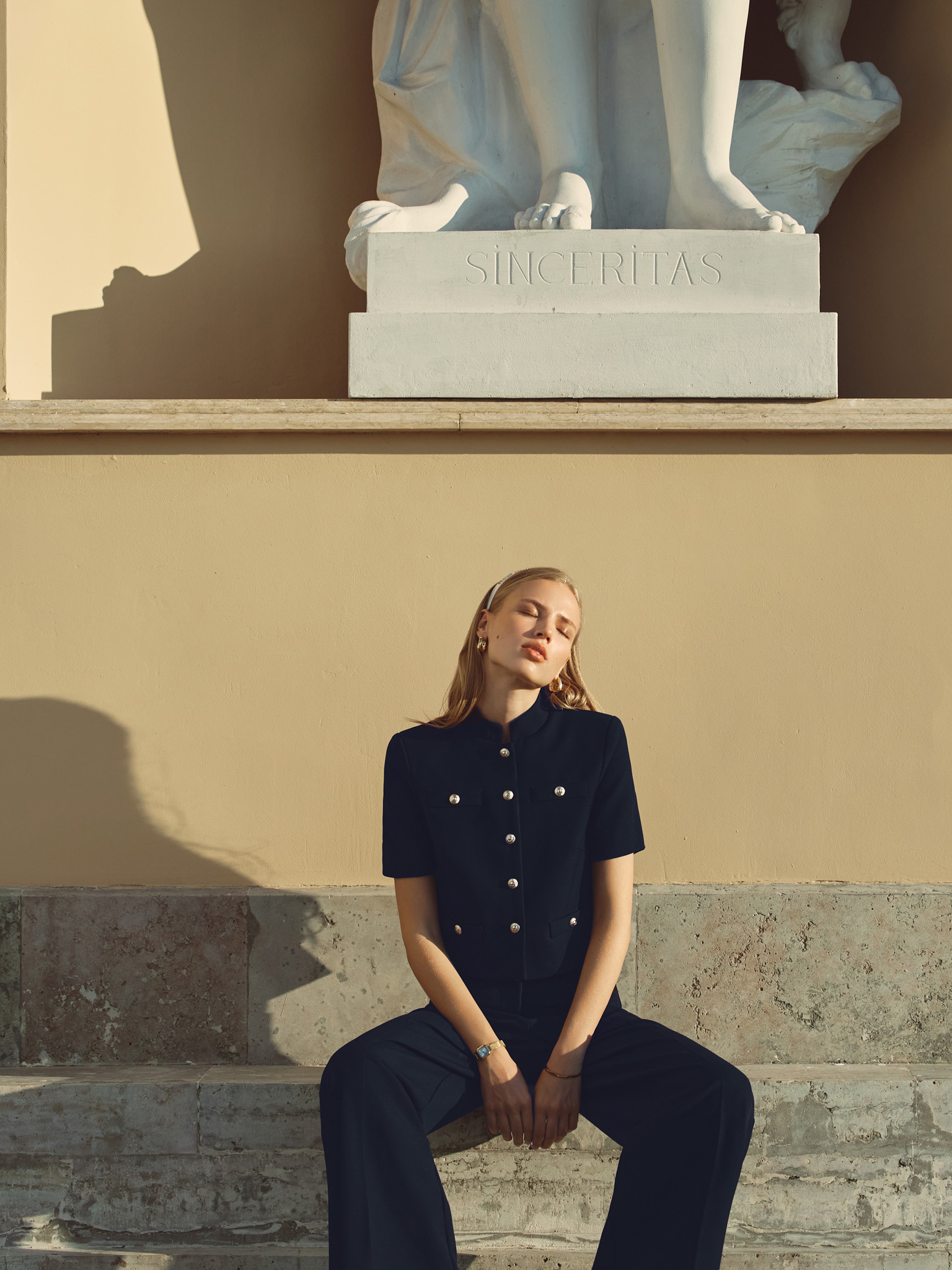 Jacket with short sleeves and oversized buttons