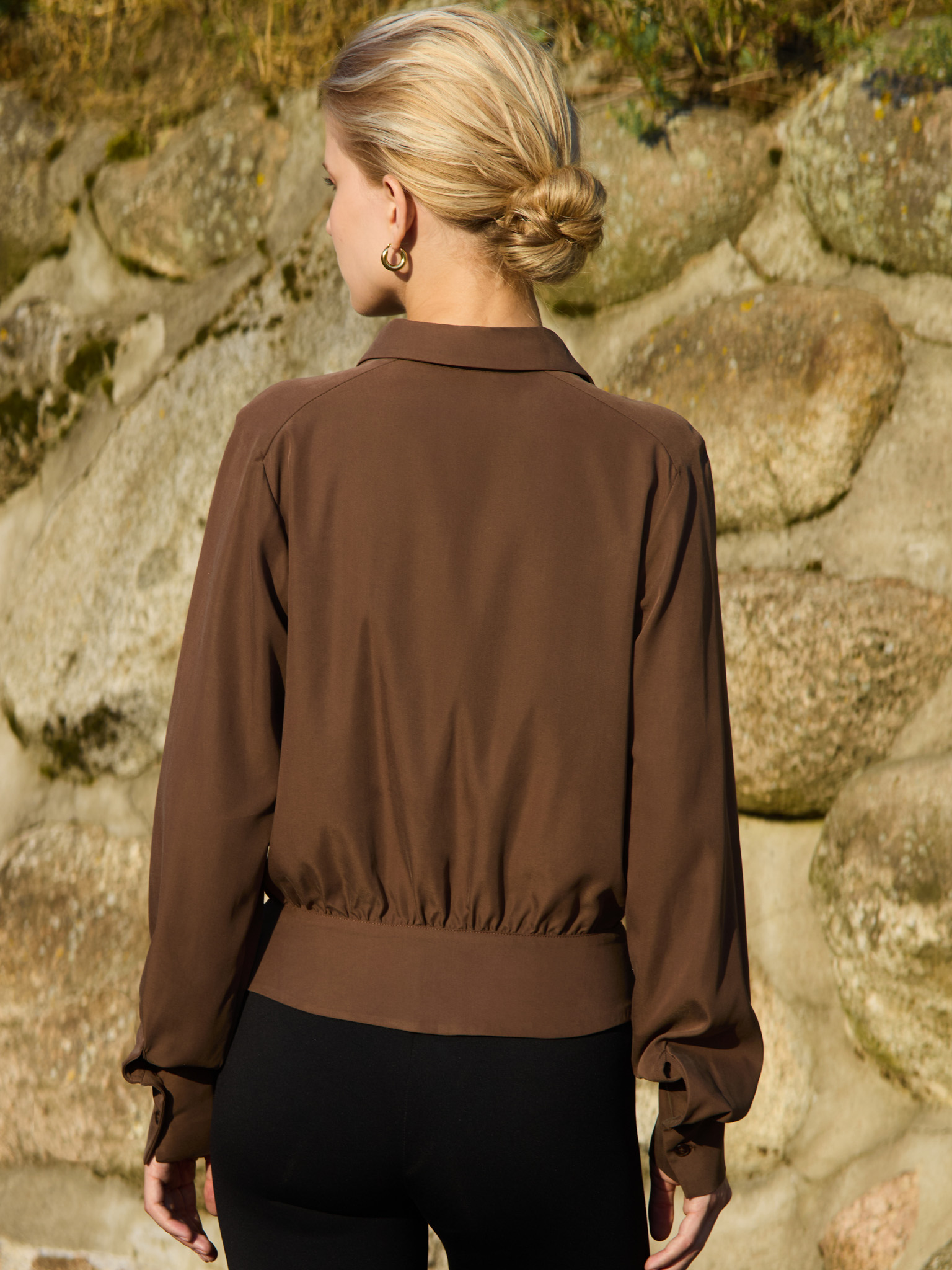 Lightweight shirt with basque