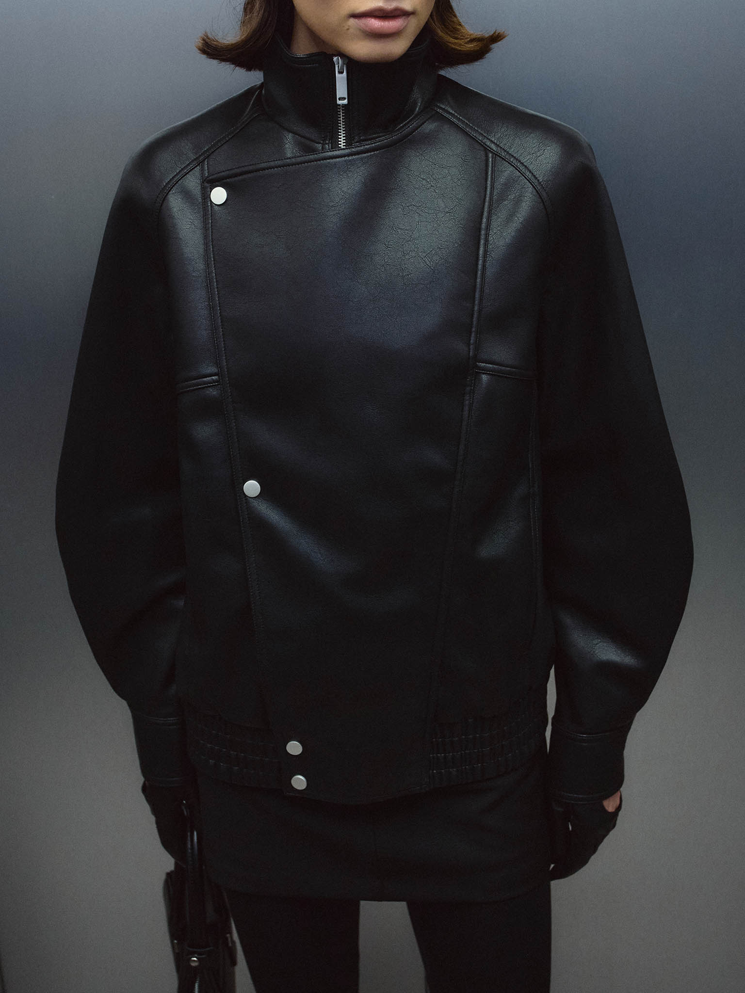 Kurtka oversize w stylu biker z asymetrycznym zapięciem