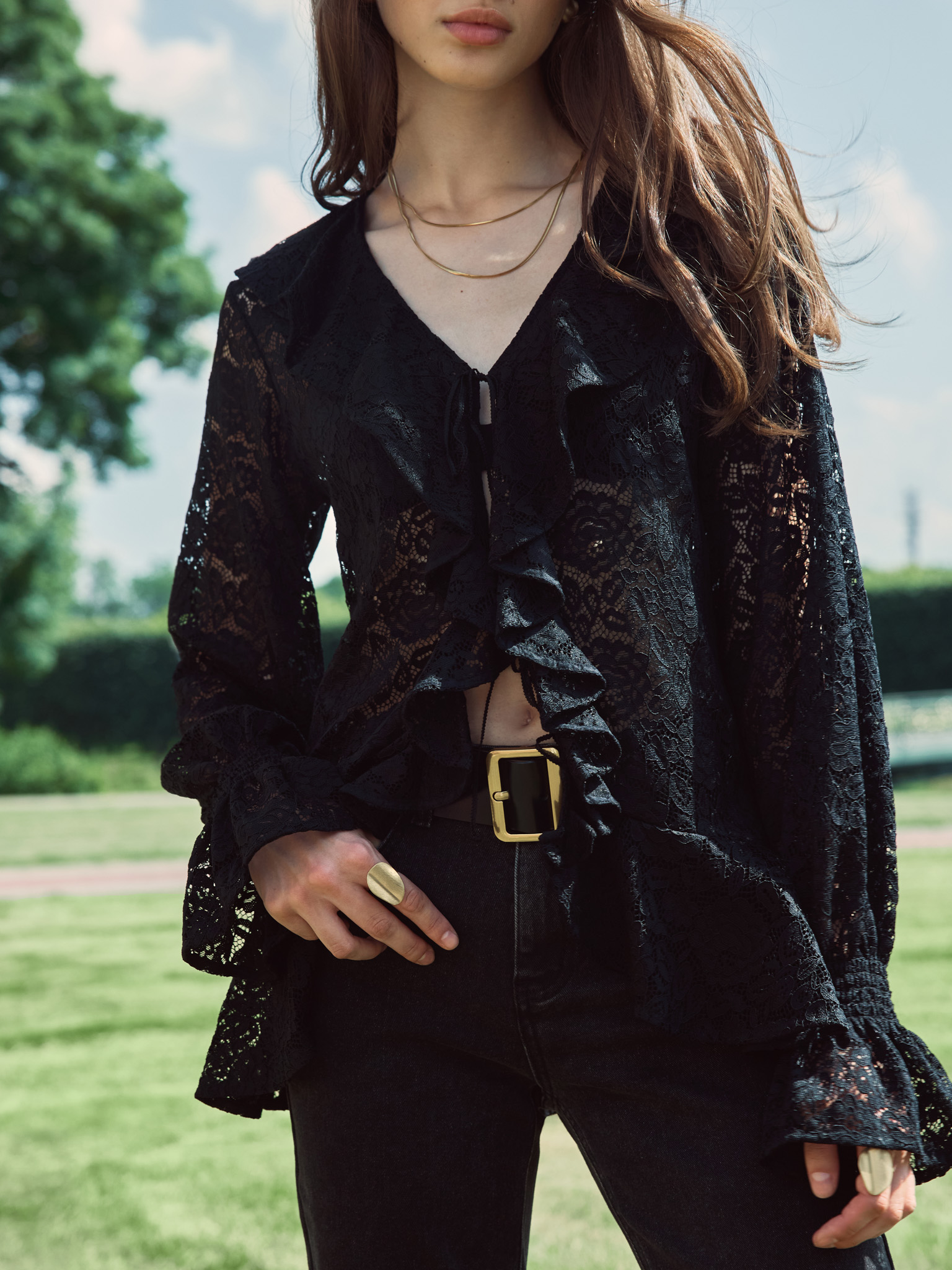 Ажурная блуза с объемными воланами на воротнике