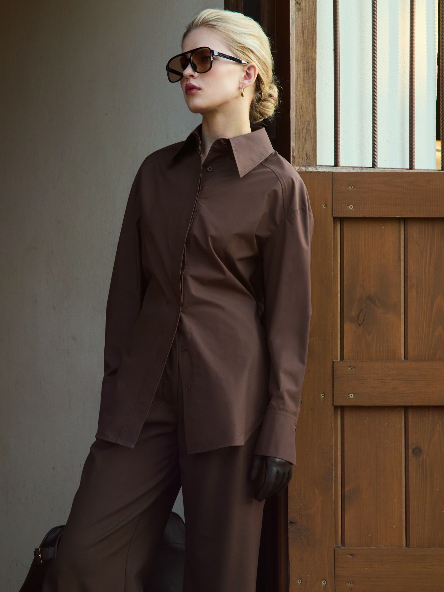 قميص أحادي اللون مع أربطة على الخصر