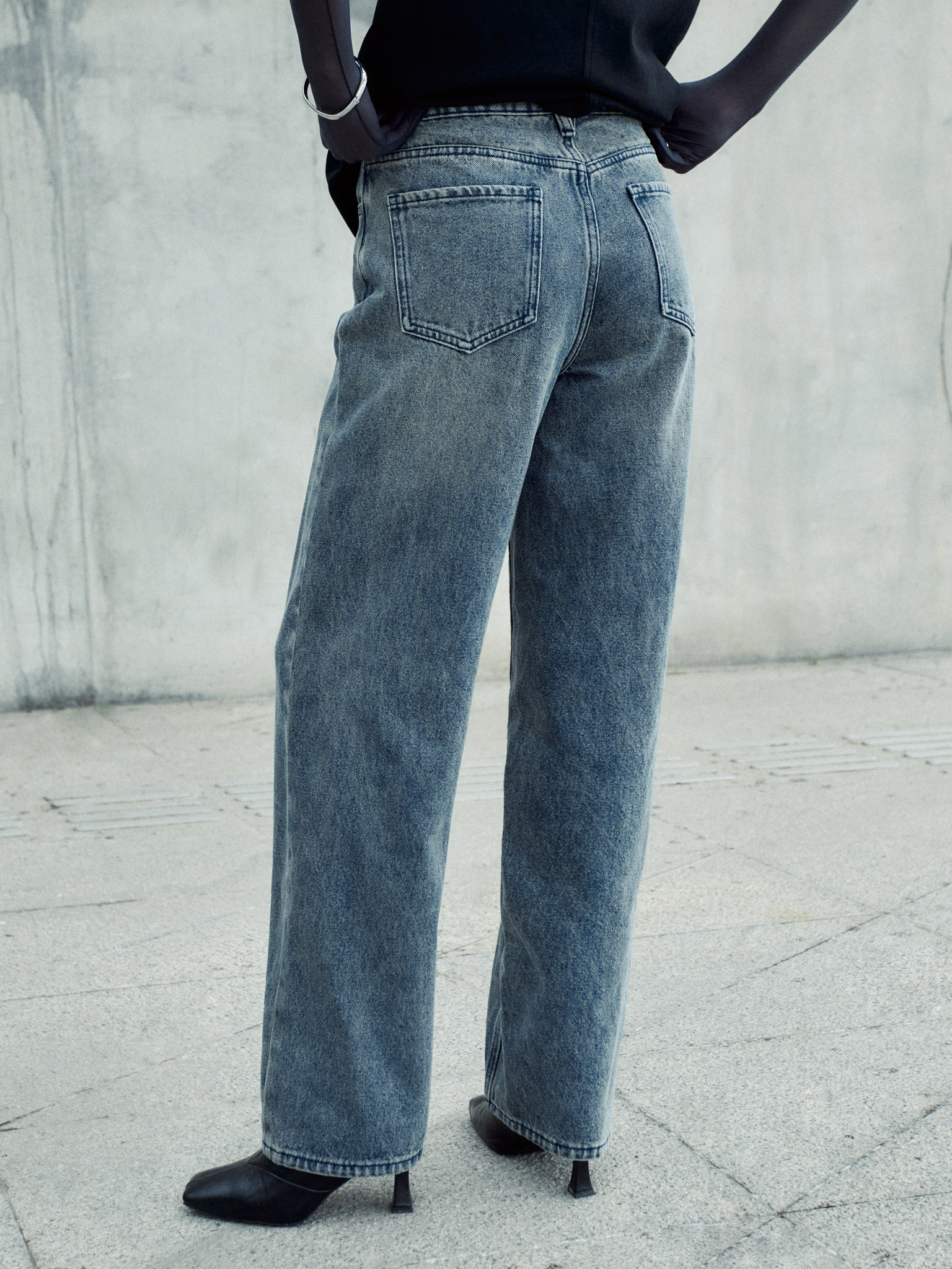 Loose mid-rise jeans