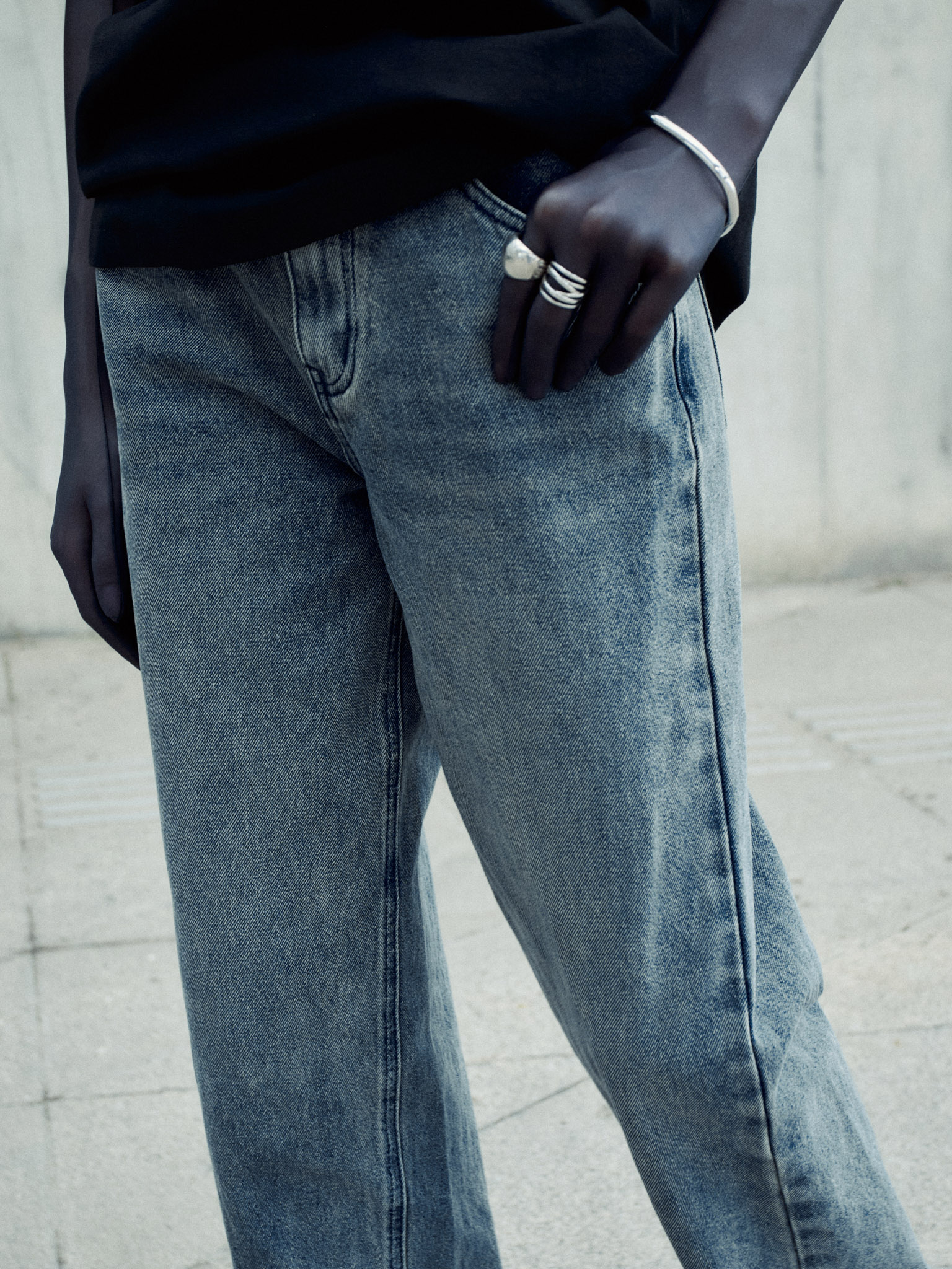 Loose mid-rise jeans