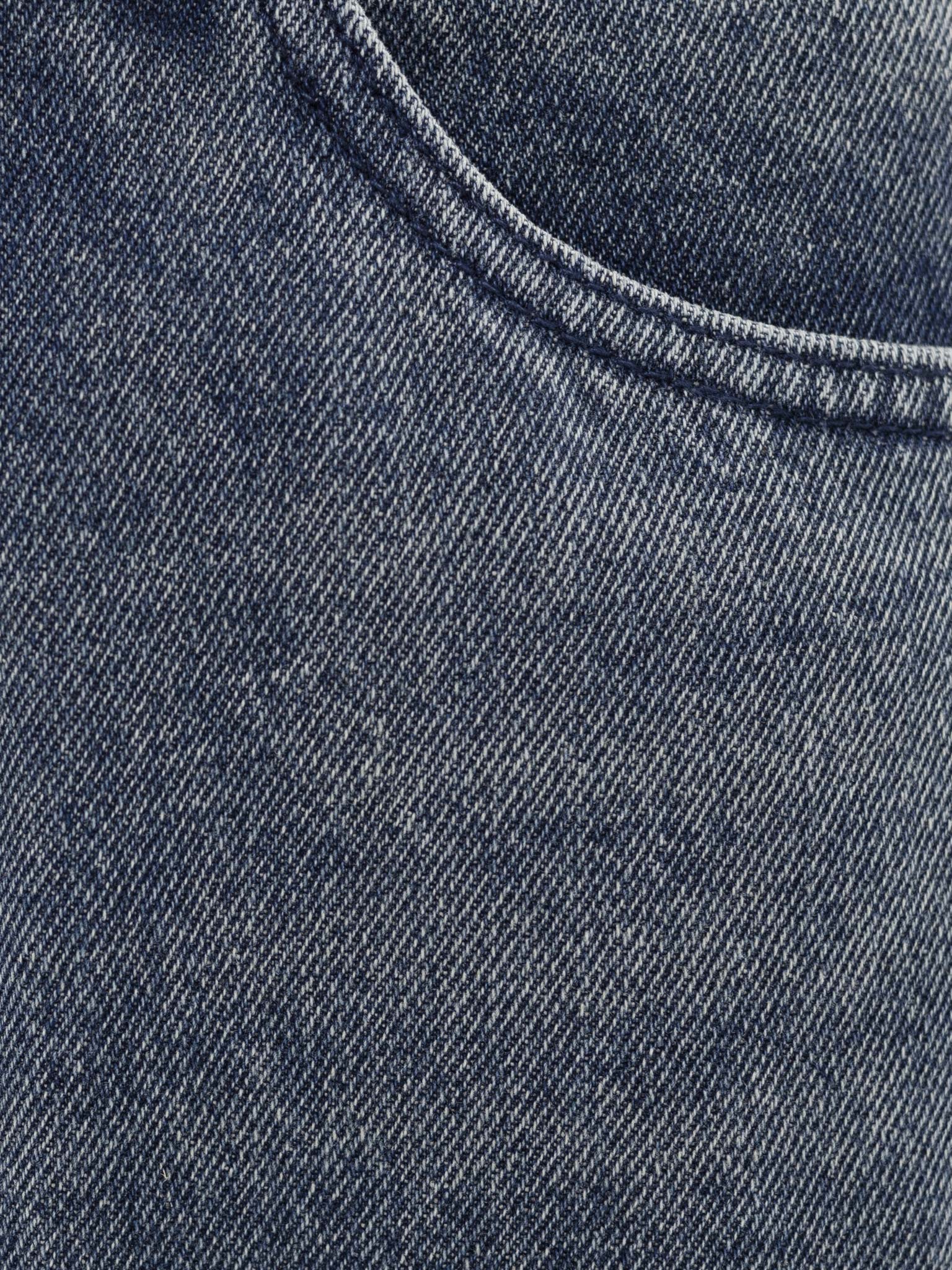 Loose mid-rise jeans