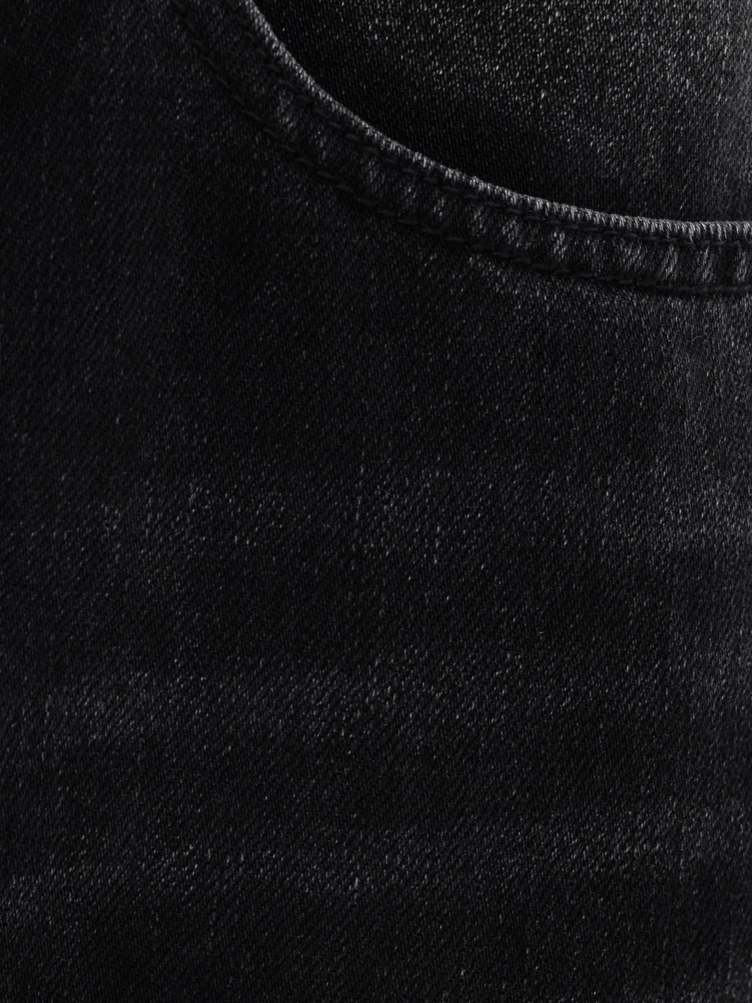 Straight jeans with distressed accent on the thighs