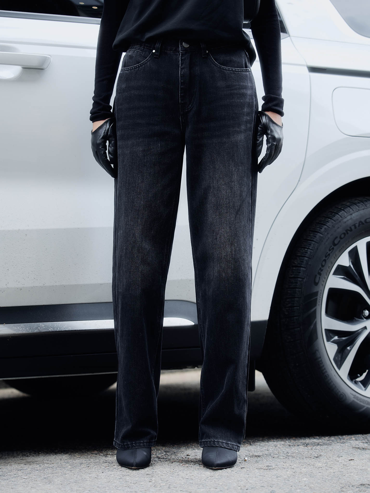 Straight jeans with distressed accent on the thighs