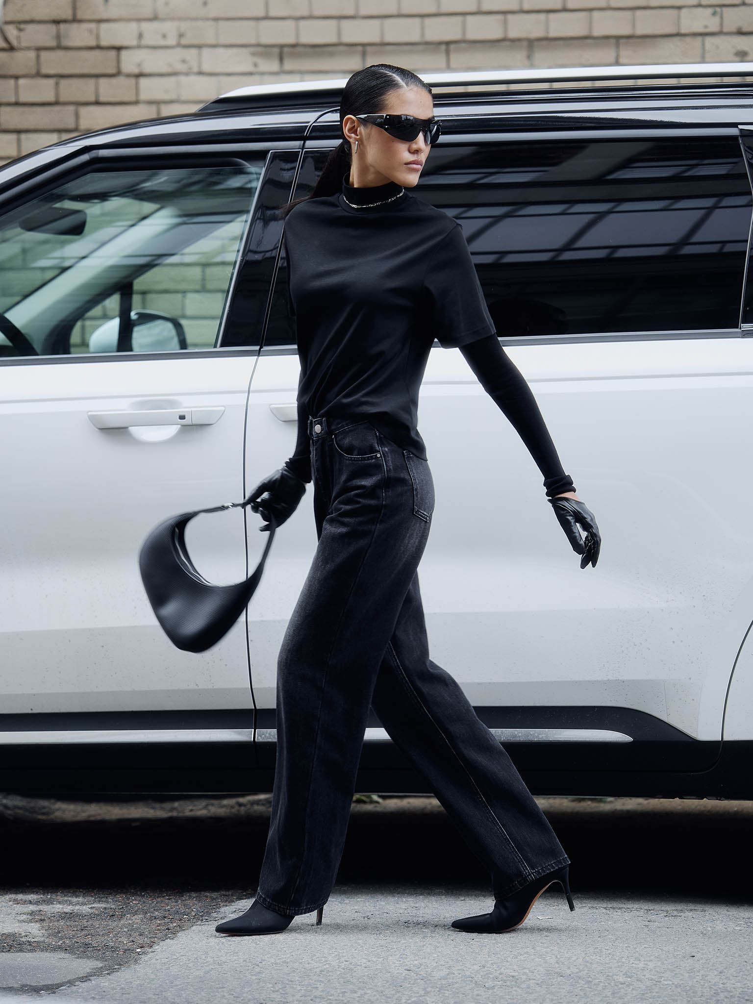 Straight jeans with distressed accent on the thighs