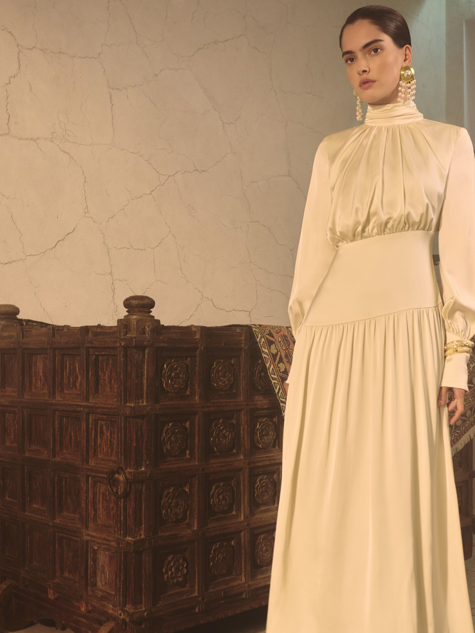 Smooth fitted maxi dress with pleats on the bodice