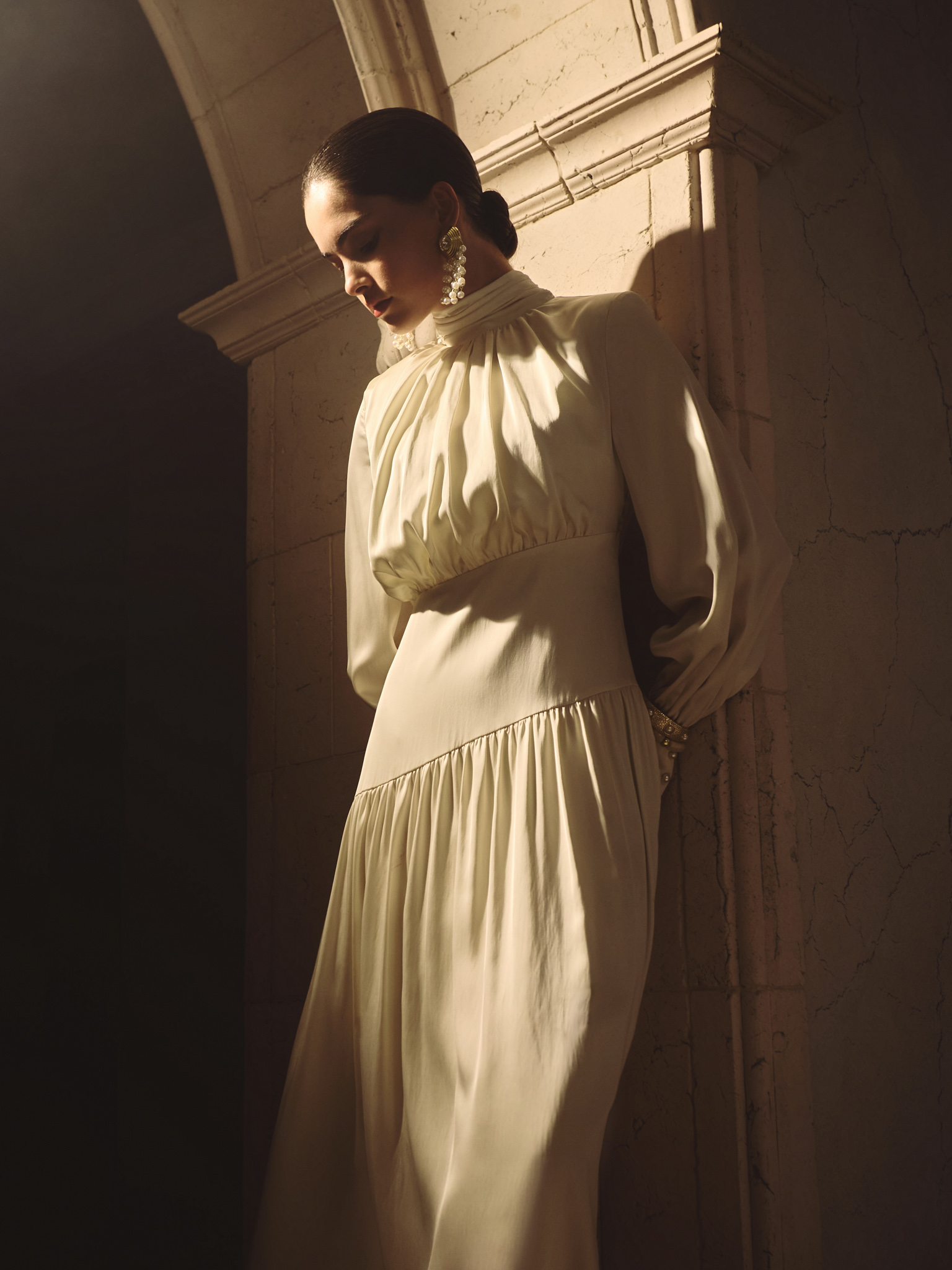 Smooth fitted maxi dress with pleats on the bodice