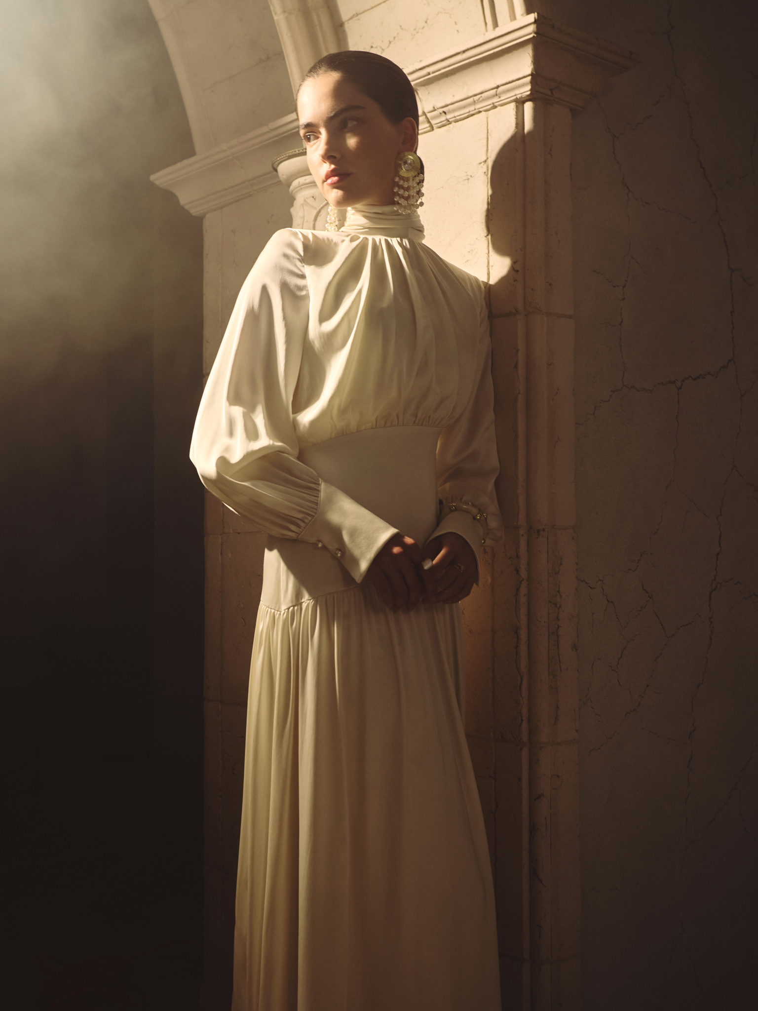 Smooth fitted maxi dress with pleats on the bodice