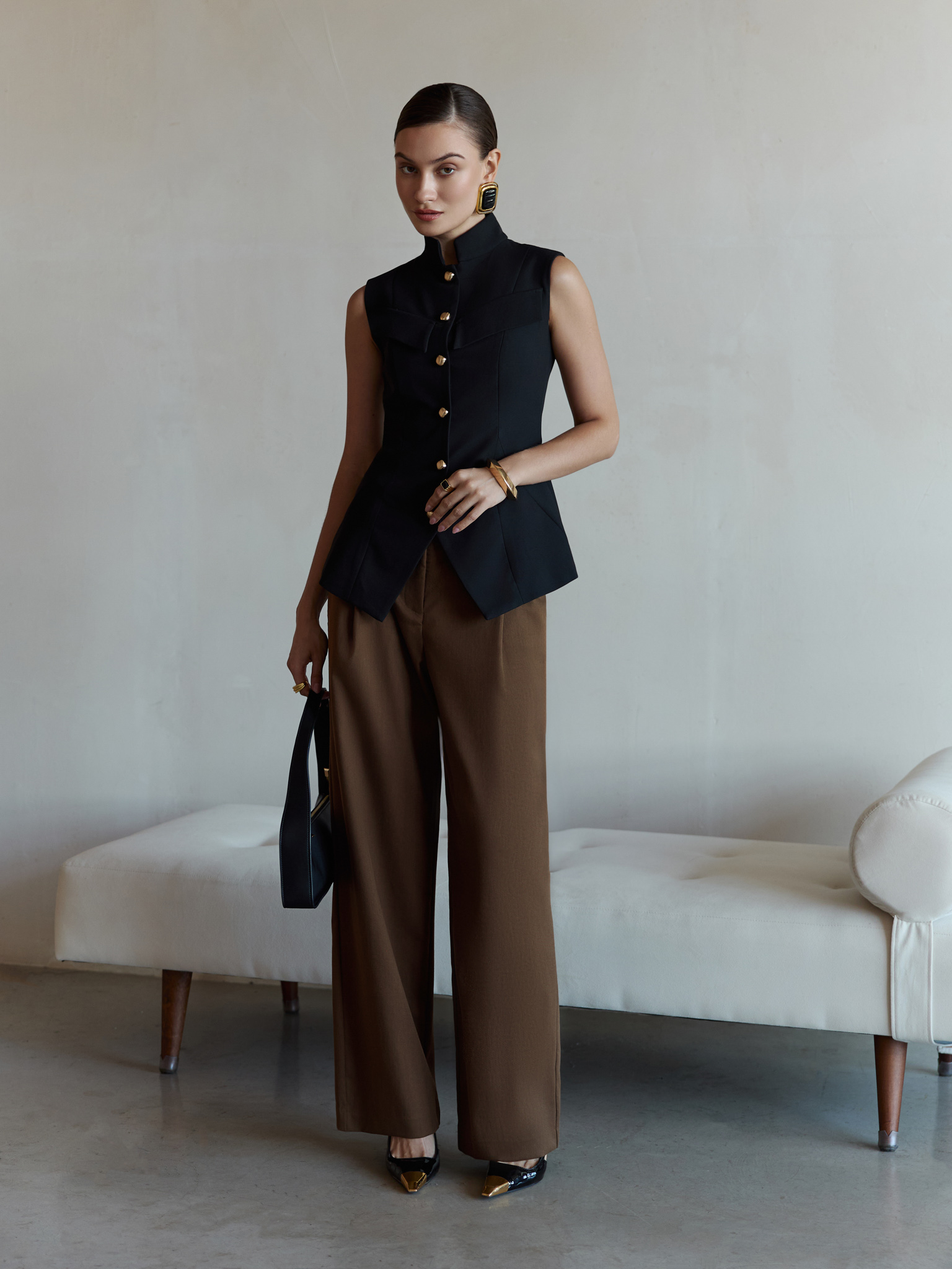 Приталенный жилет с нагрудными карманами и квадратными пуговицами