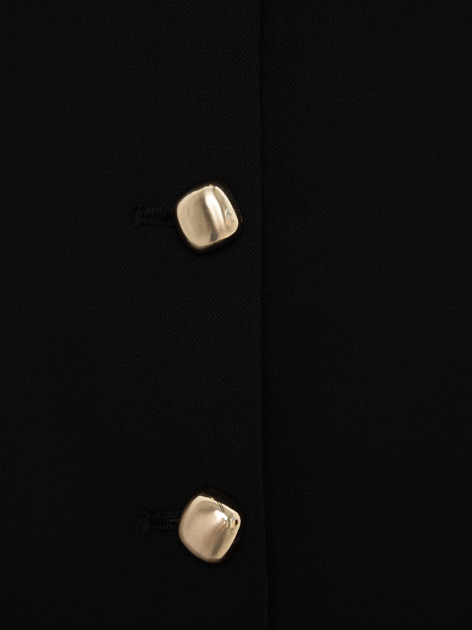 Приталенный жилет с нагрудными карманами и квадратными пуговицами