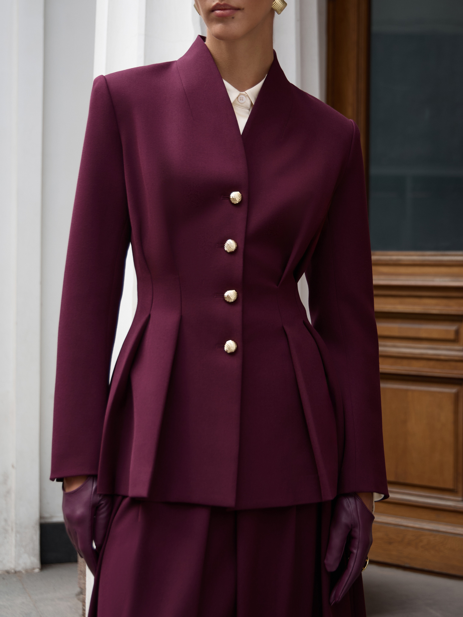 Single-breasted jacket with emphasised waist