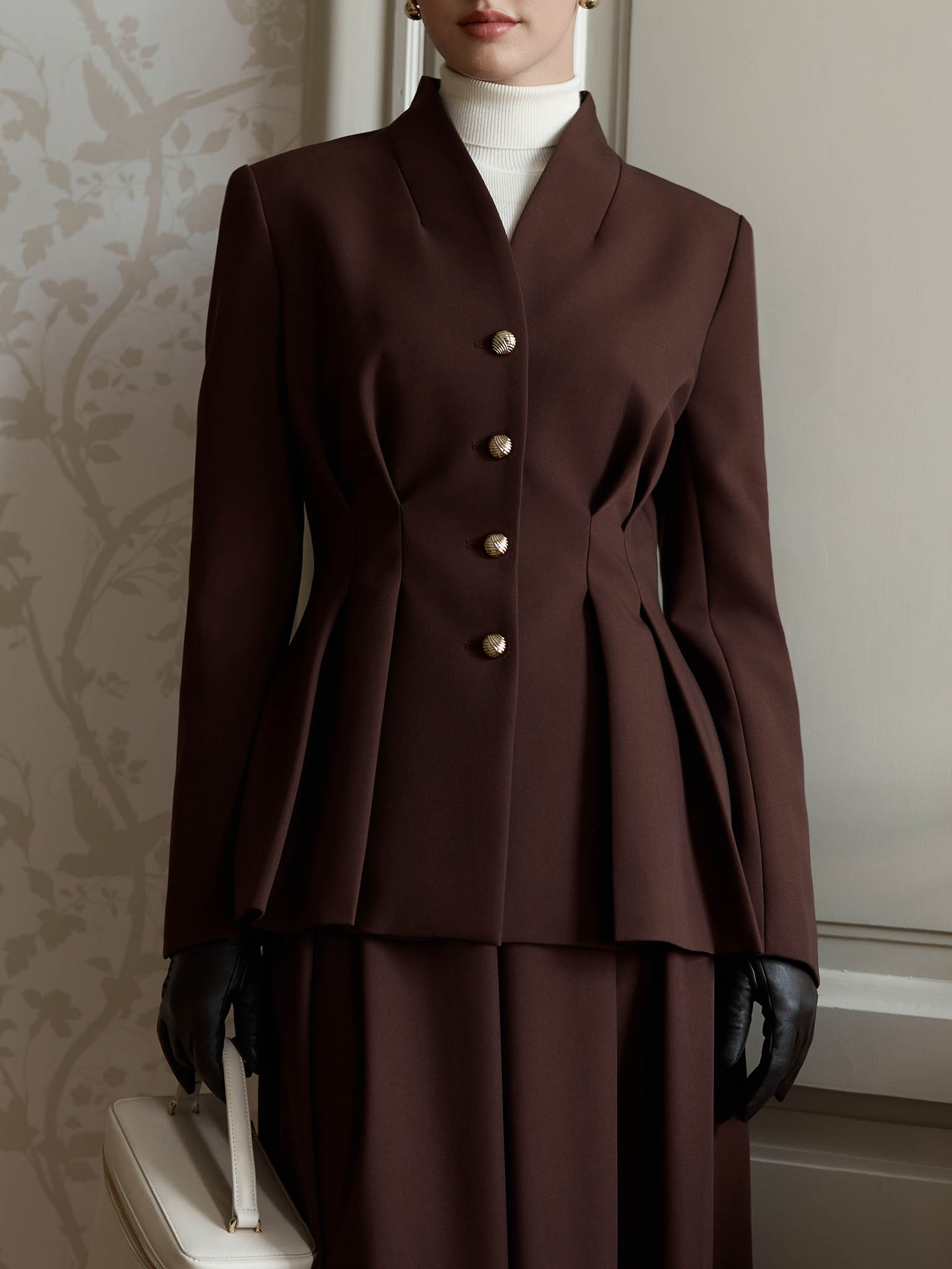 Single-breasted jacket with emphasised waist