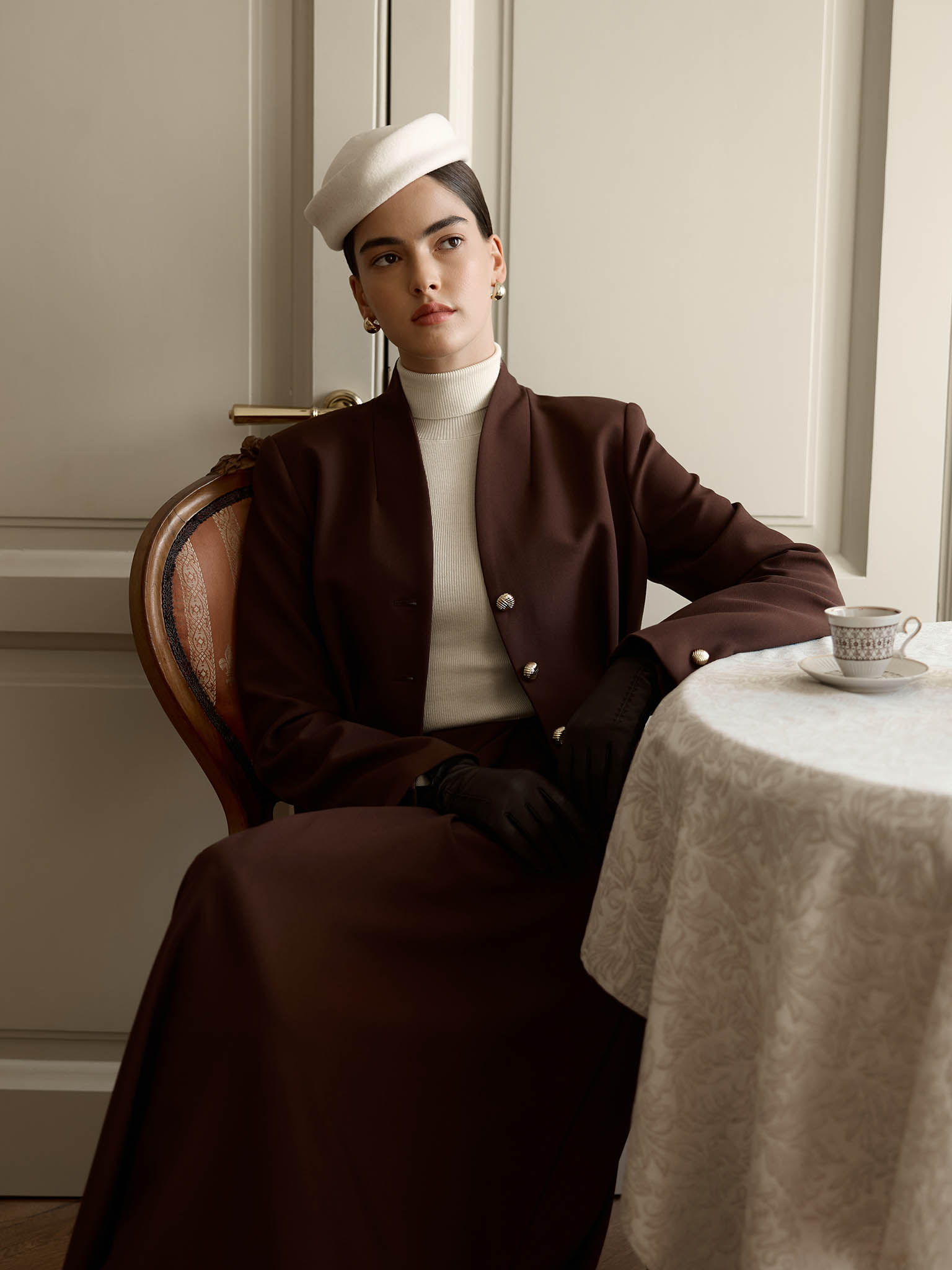 Single-breasted jacket with emphasised waist