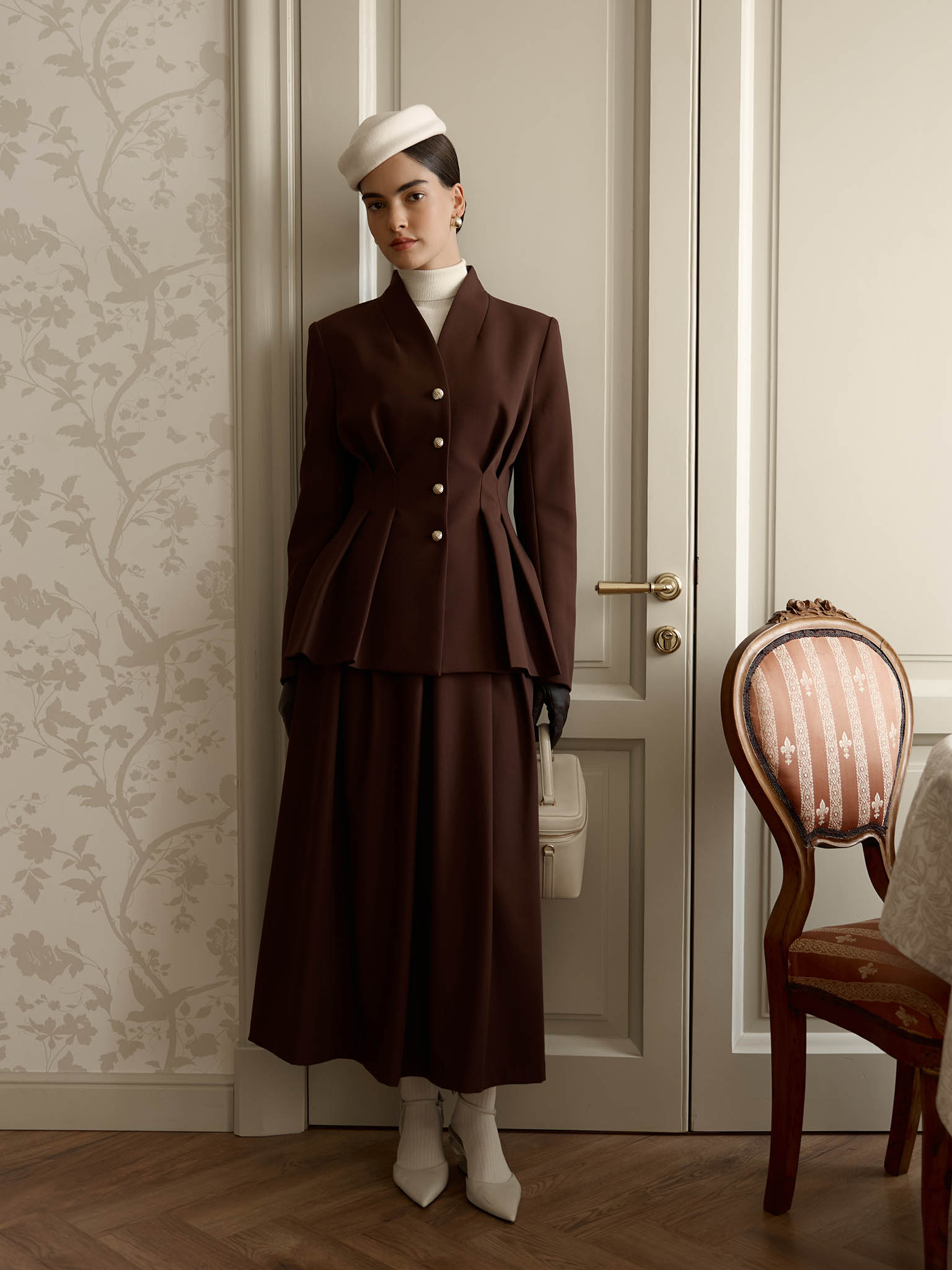 Single-breasted jacket with emphasised waist