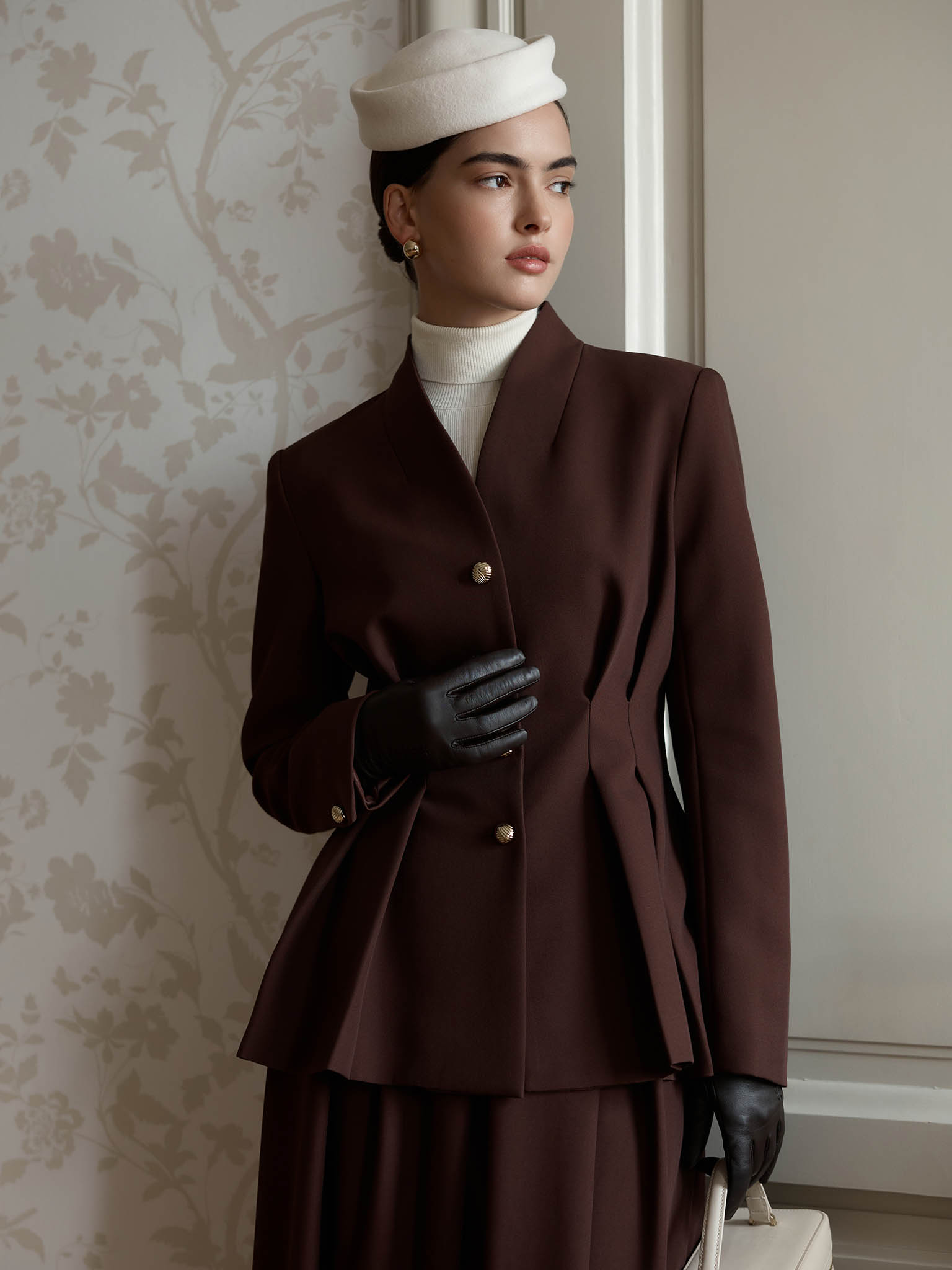 Single-breasted jacket with emphasised waist