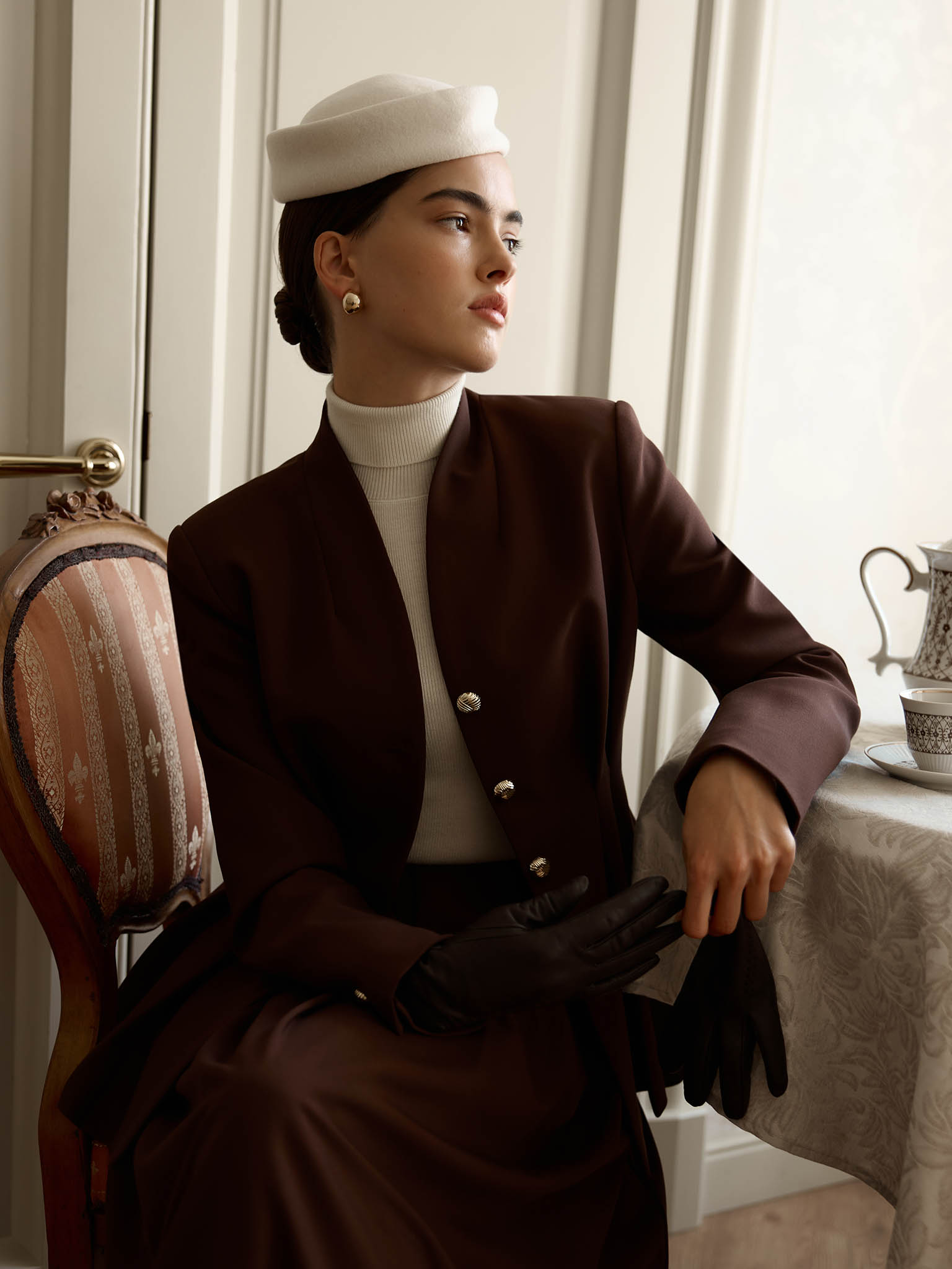 Single-breasted jacket with emphasised waist