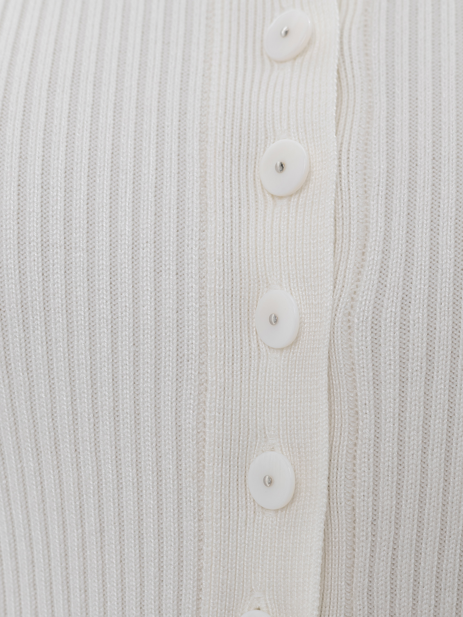 Smooth knitted cardigan with small buttons