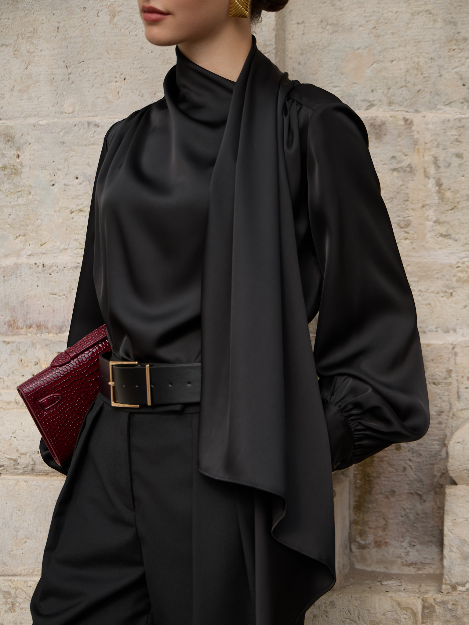 Bluzka ze zwiewnego materiału z ozdobnym szalem