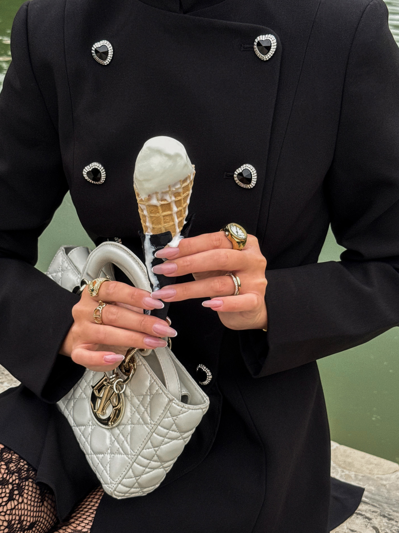 Żakietowa sukienka mini z guzikami w kształcie serca