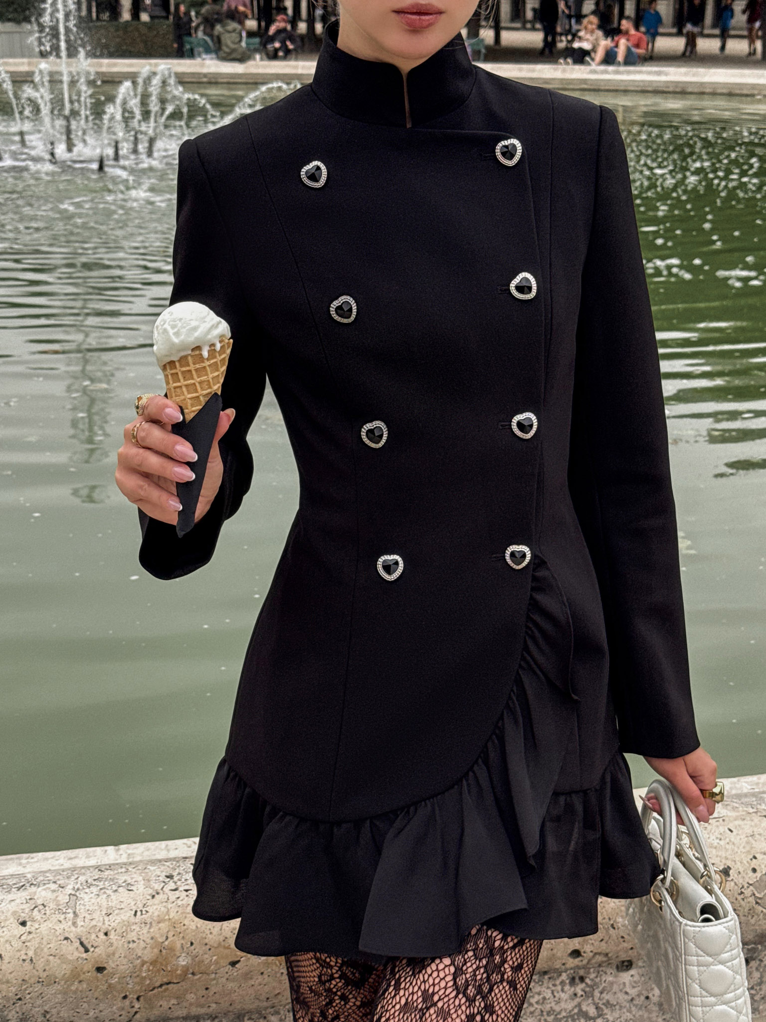 Żakietowa sukienka mini z guzikami w kształcie serca