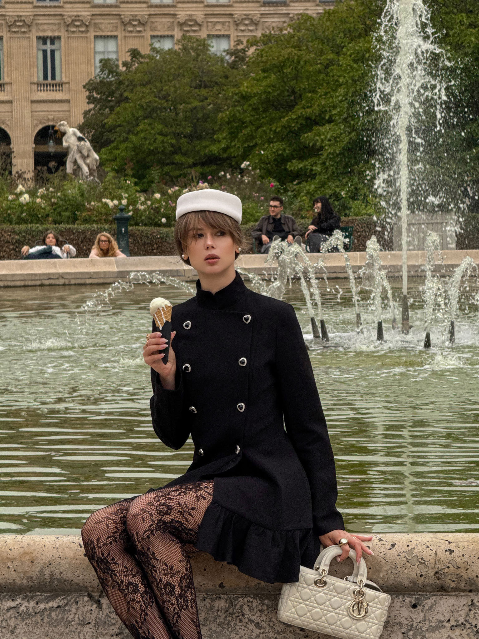 Żakietowa sukienka mini z guzikami w kształcie serca