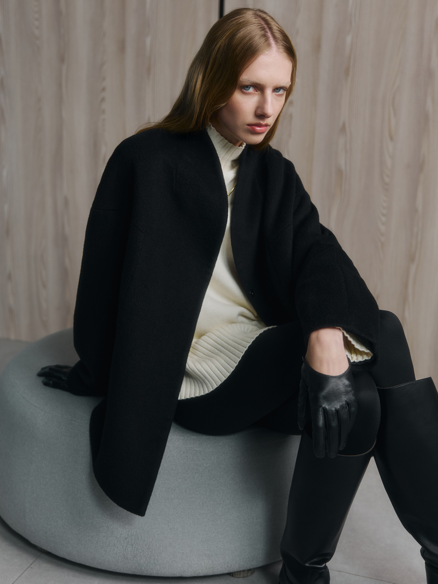 Manteau court en laine avec ceinture en éco-cuir