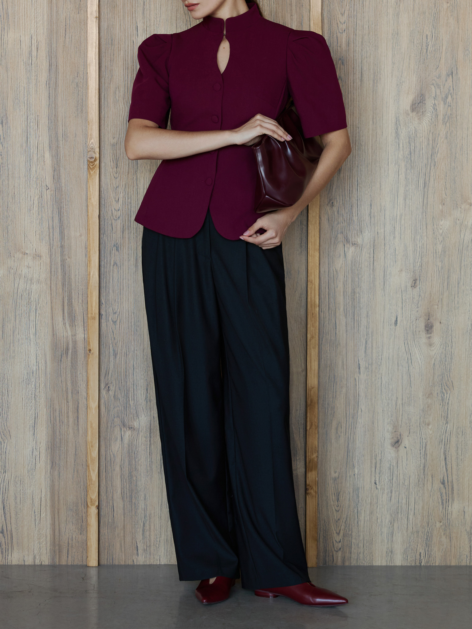 Брюки свободного кроя с защипами на талии