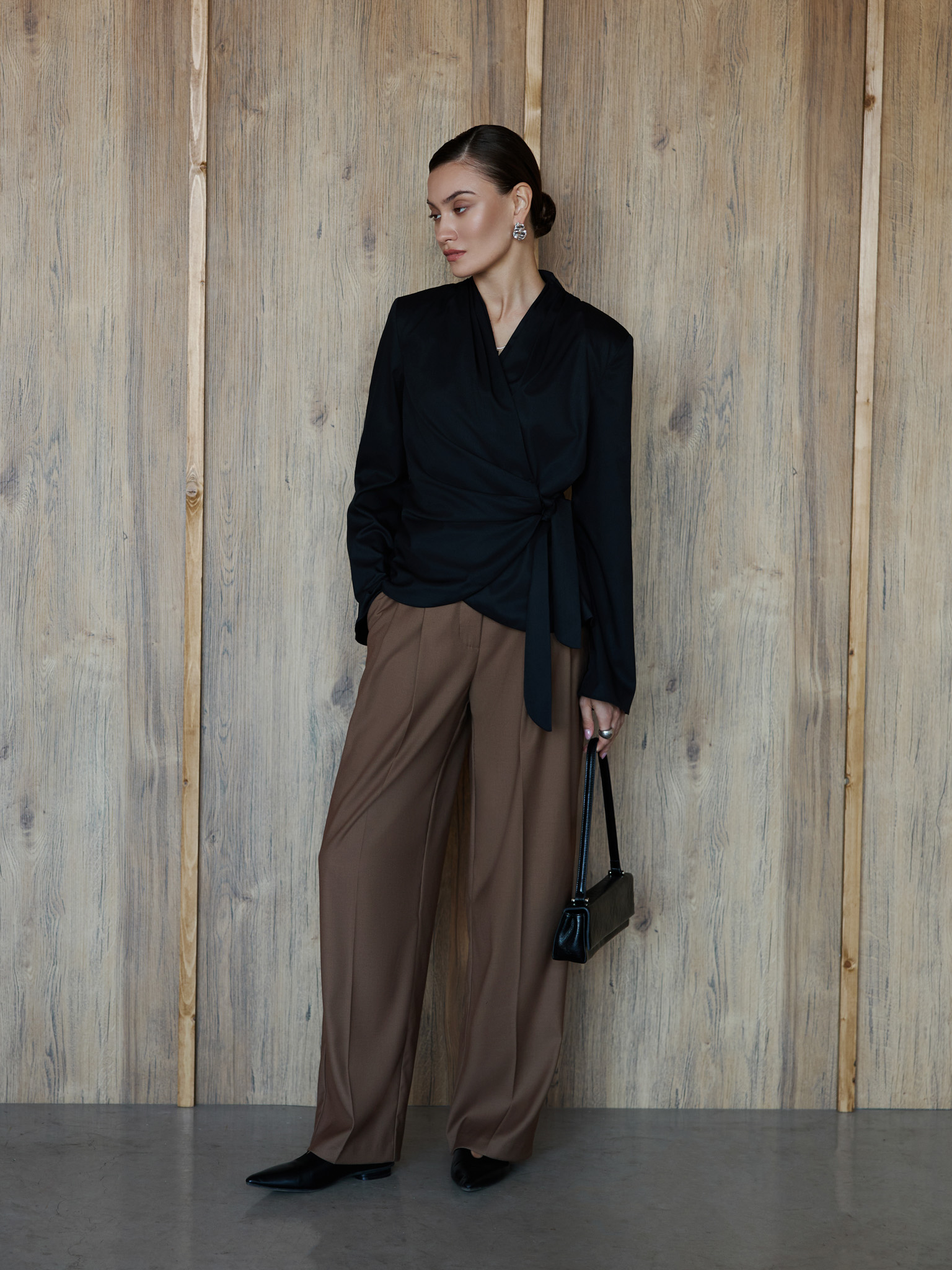 Брюки свободного кроя с защипами на талии