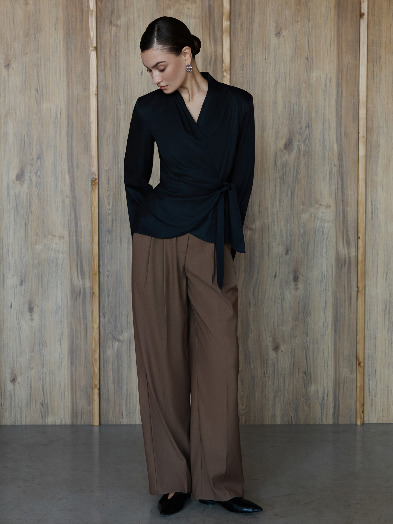 Брюки свободного кроя с защипами на талии