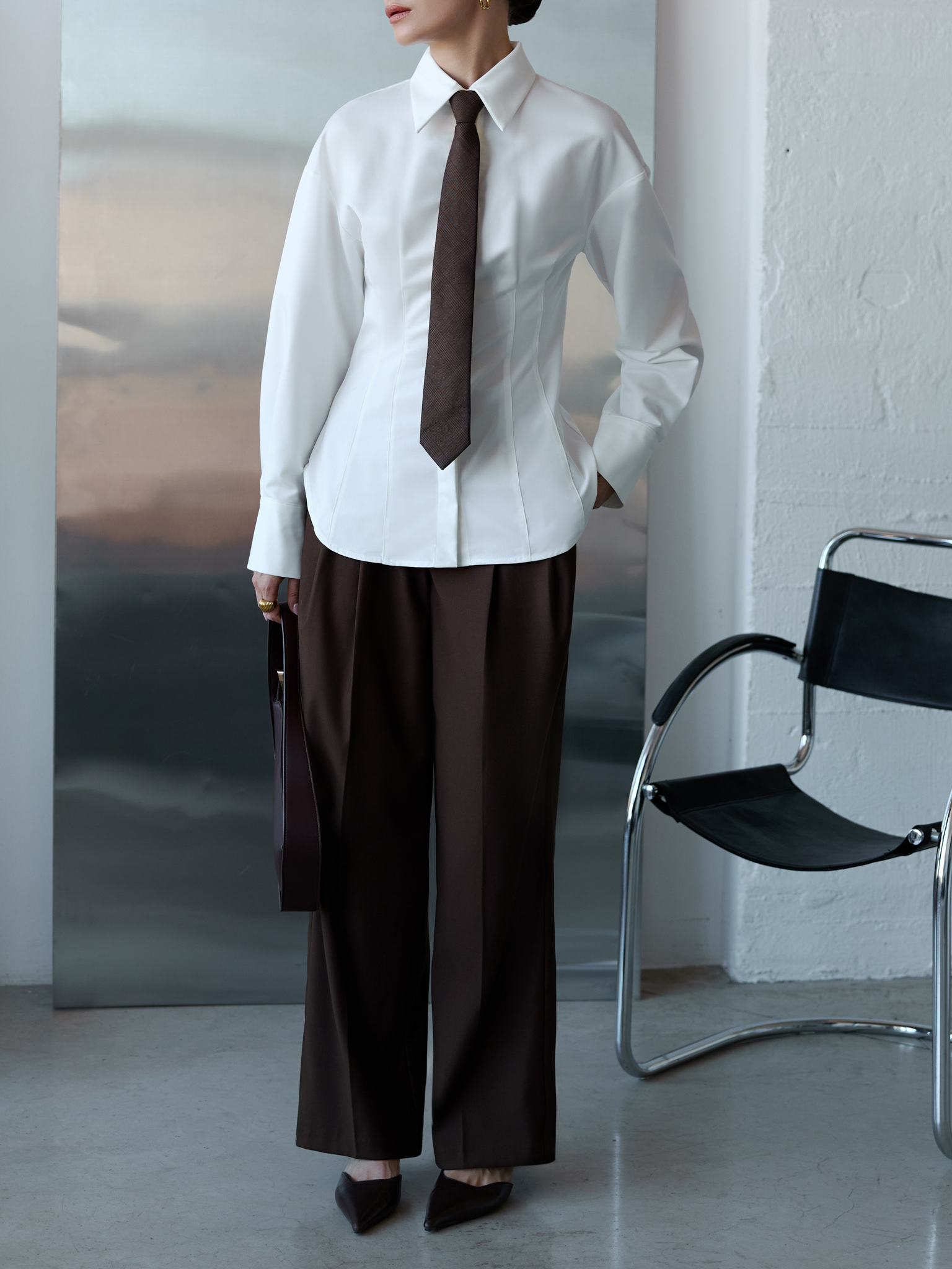 Loose-fitting trousers with waist pleats