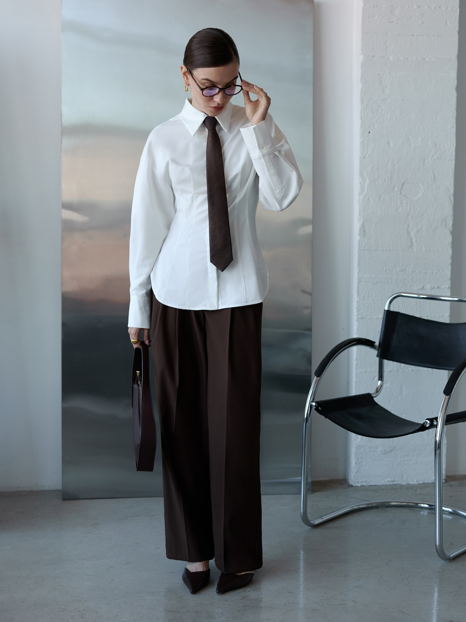 Loose-fitting trousers with waist pleats