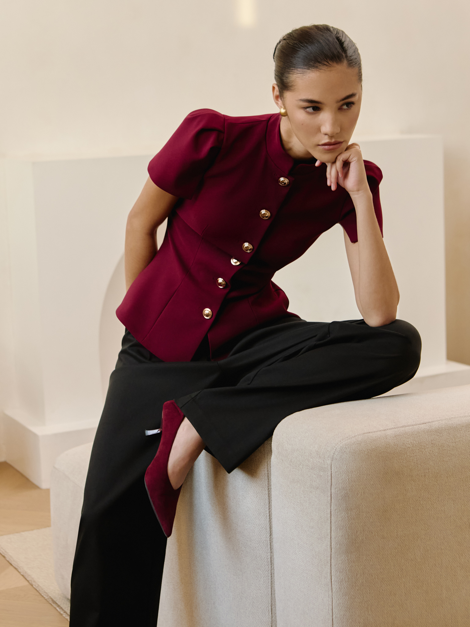 Loose mid-rise trousers with pleats