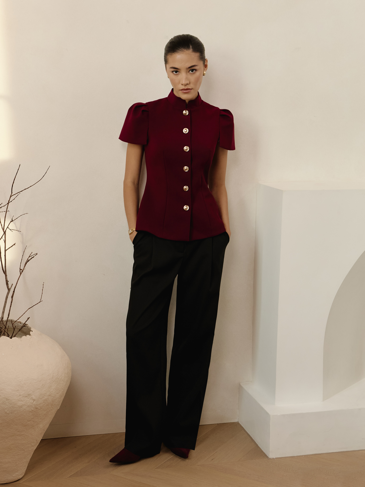 Loose mid-rise trousers with pleats
