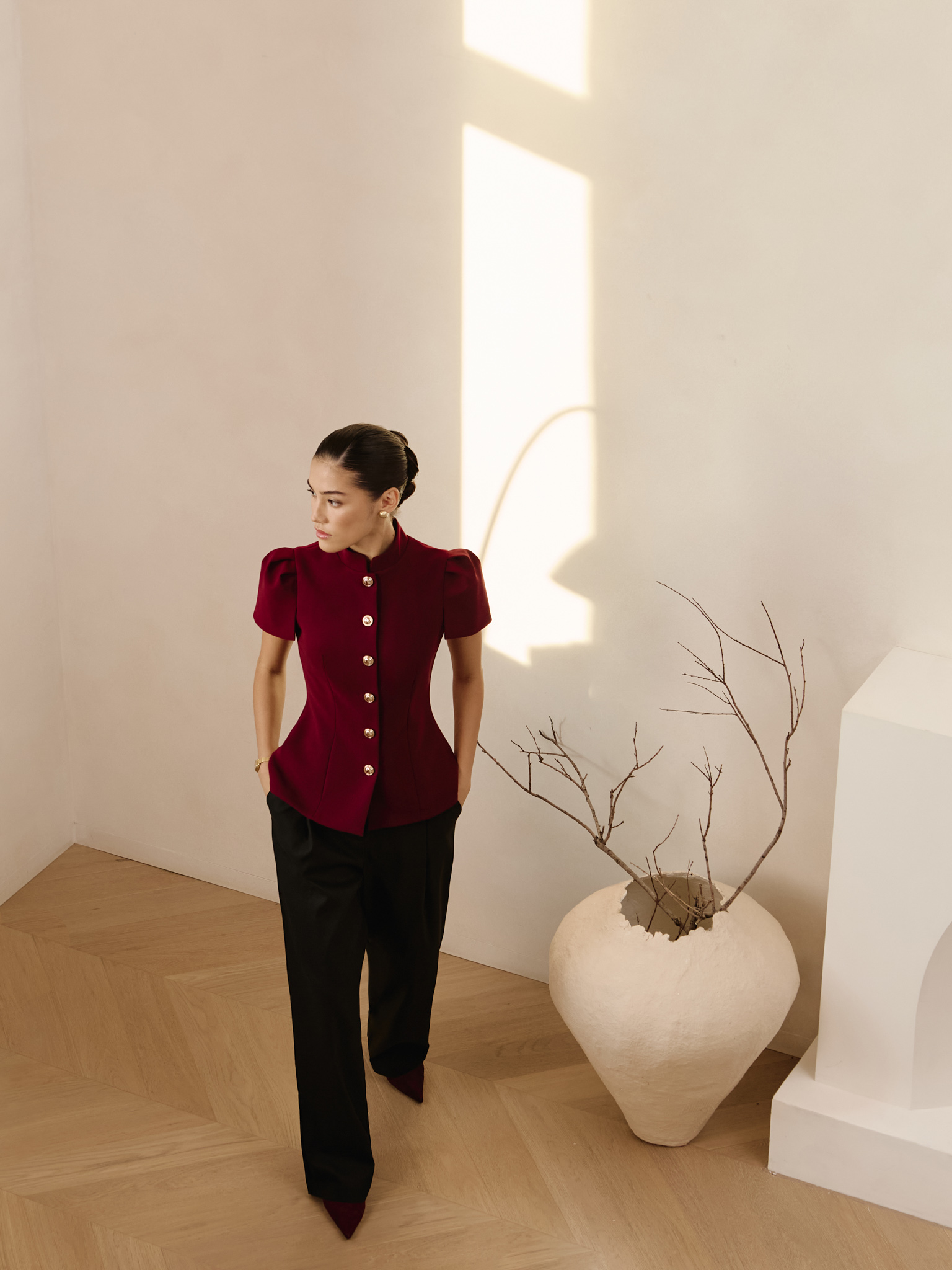Loose mid-rise trousers with pleats
