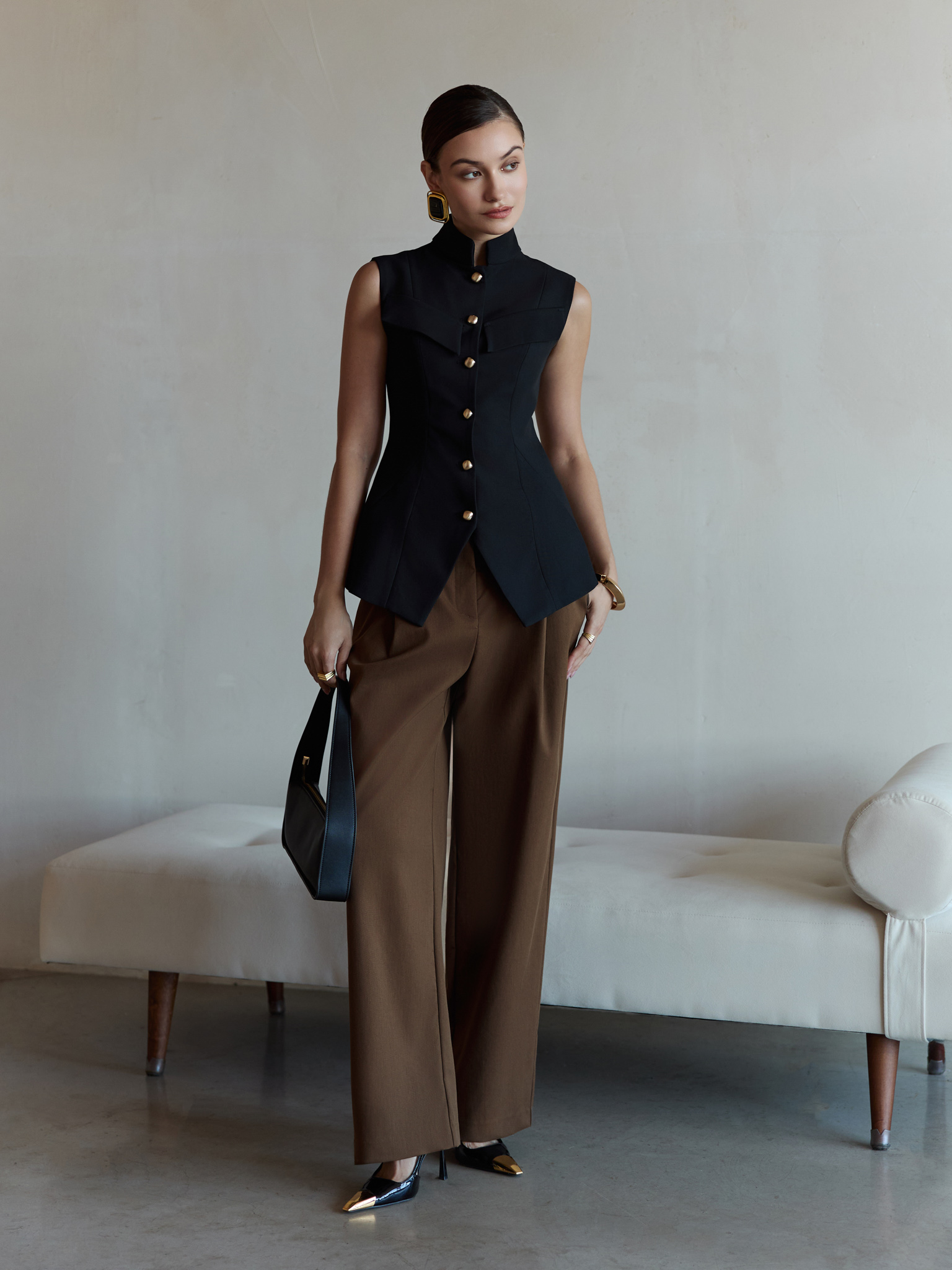 Loose mid-rise trousers with pleats