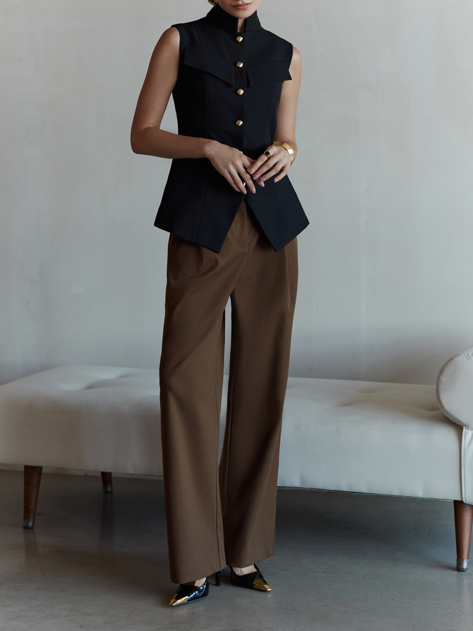 Loose mid-rise trousers with pleats