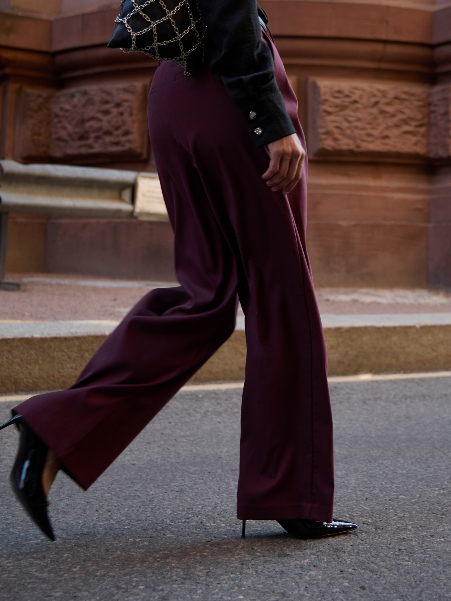 Loose mid-rise trousers with pleats