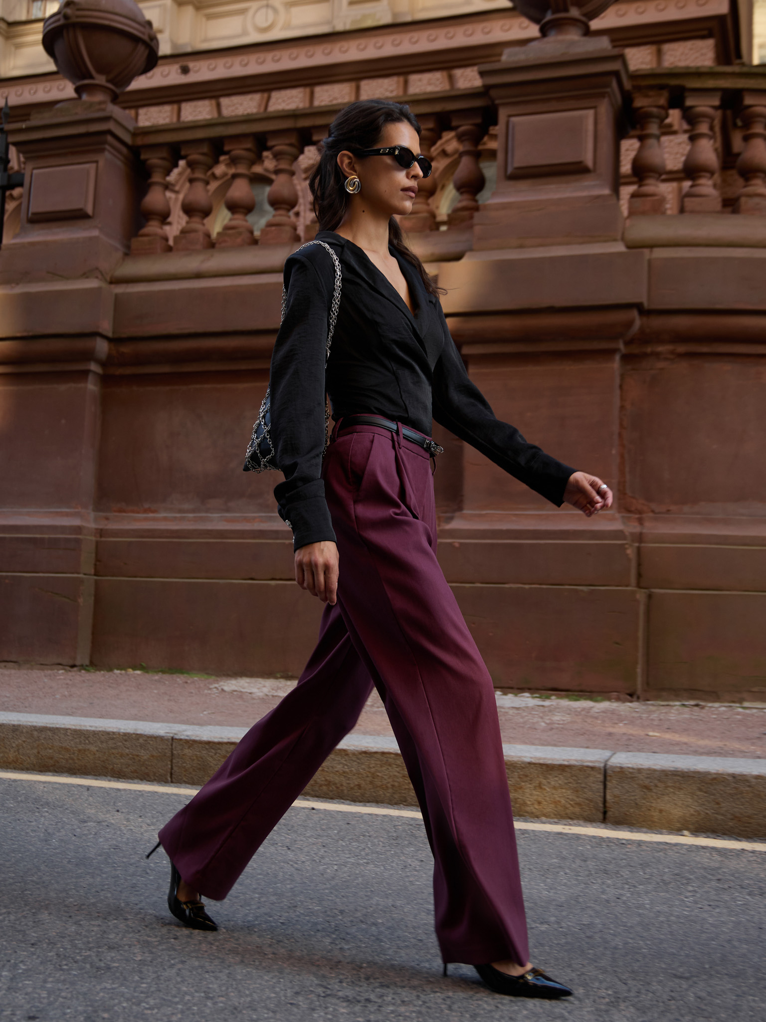 Loose mid-rise trousers with pleats