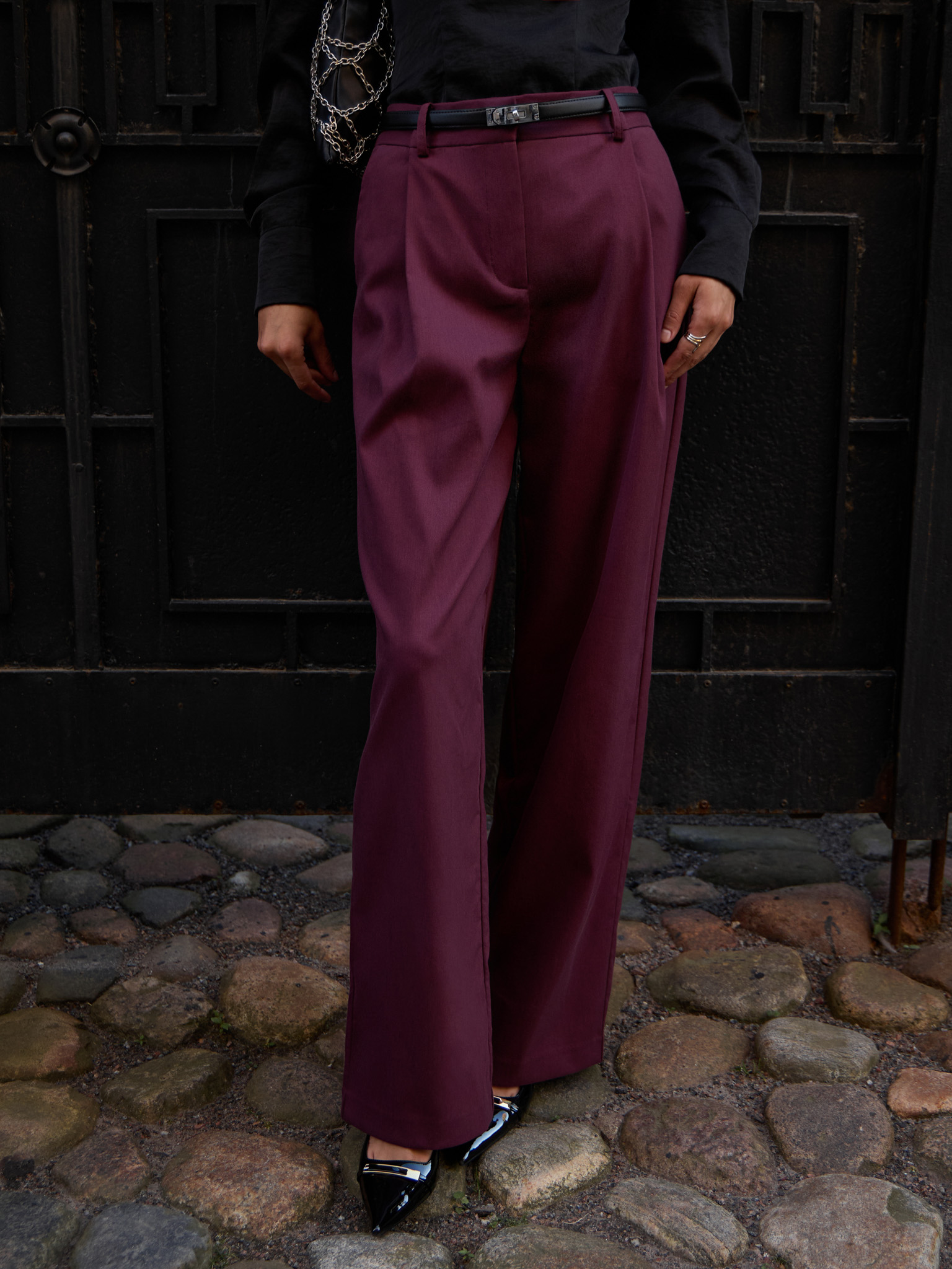 Loose mid-rise trousers with pleats