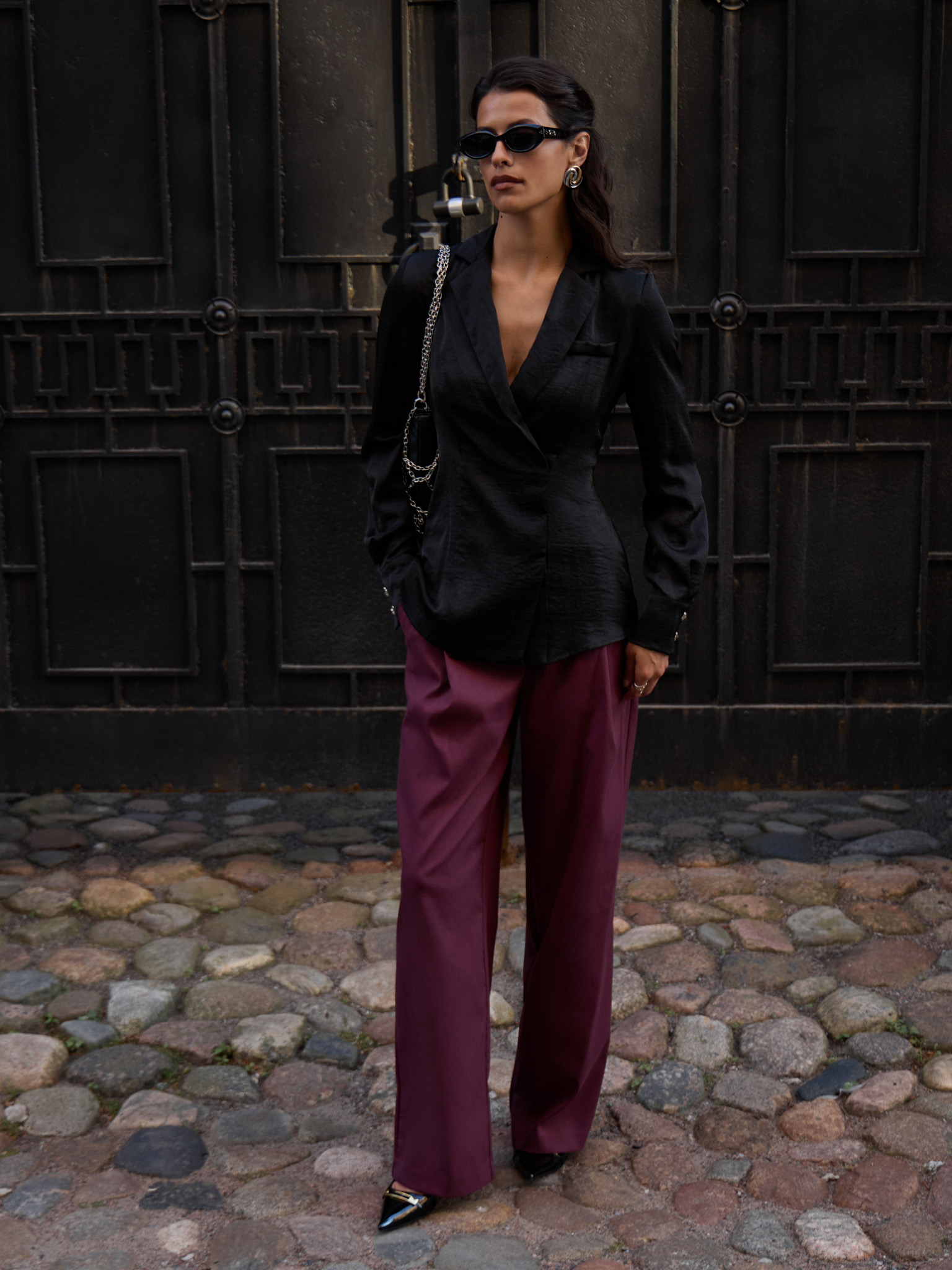Loose mid-rise trousers with pleats