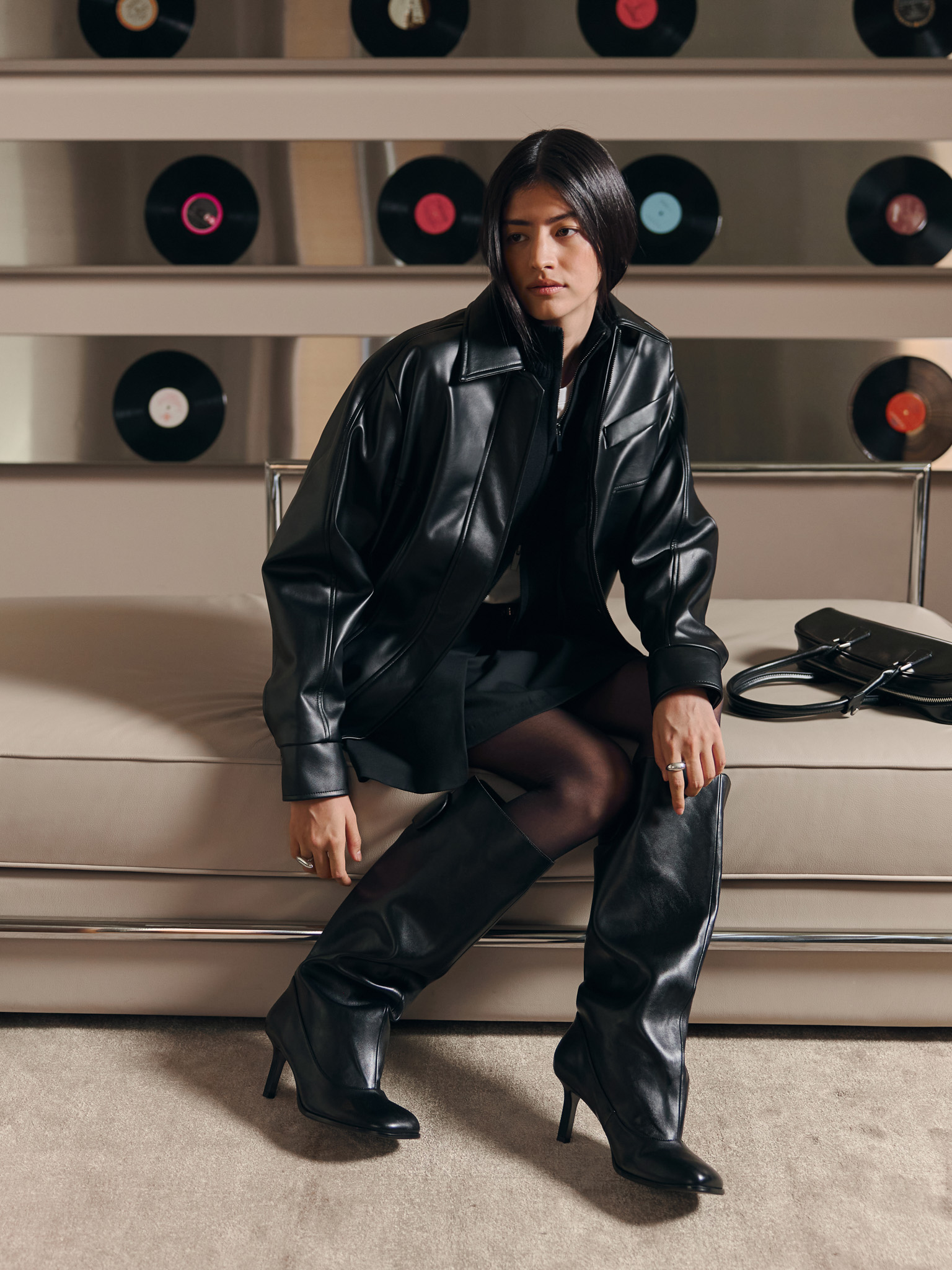 Куртка из экокожи с треугольным воротником