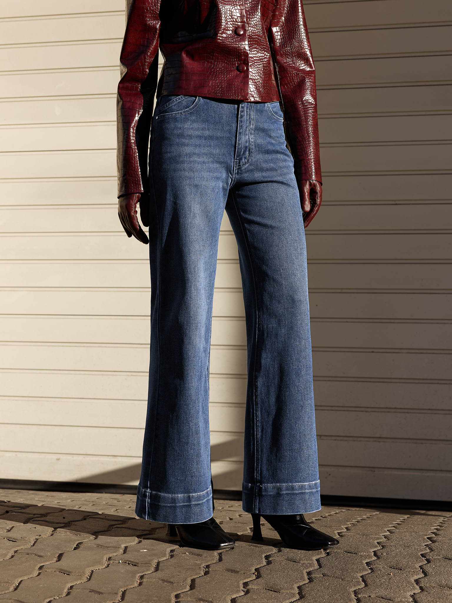 Ausgestellte Jeans mit Abnutzungsspuren