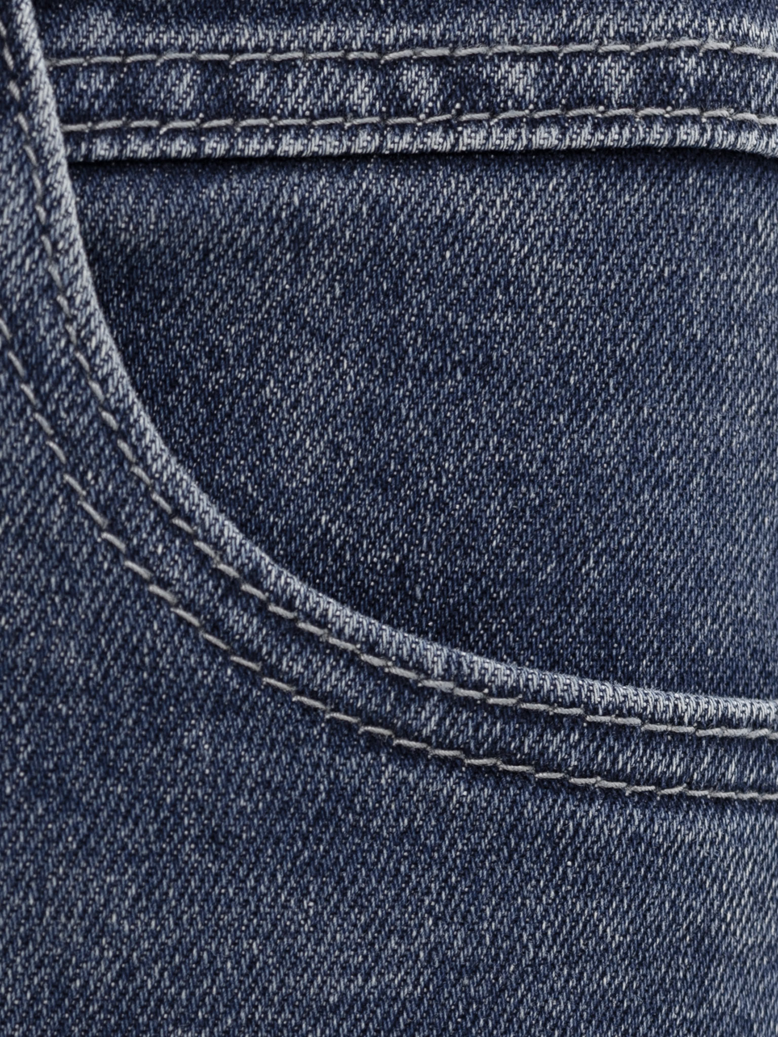 Ausgestellte Jeans mit Abnutzungsspuren