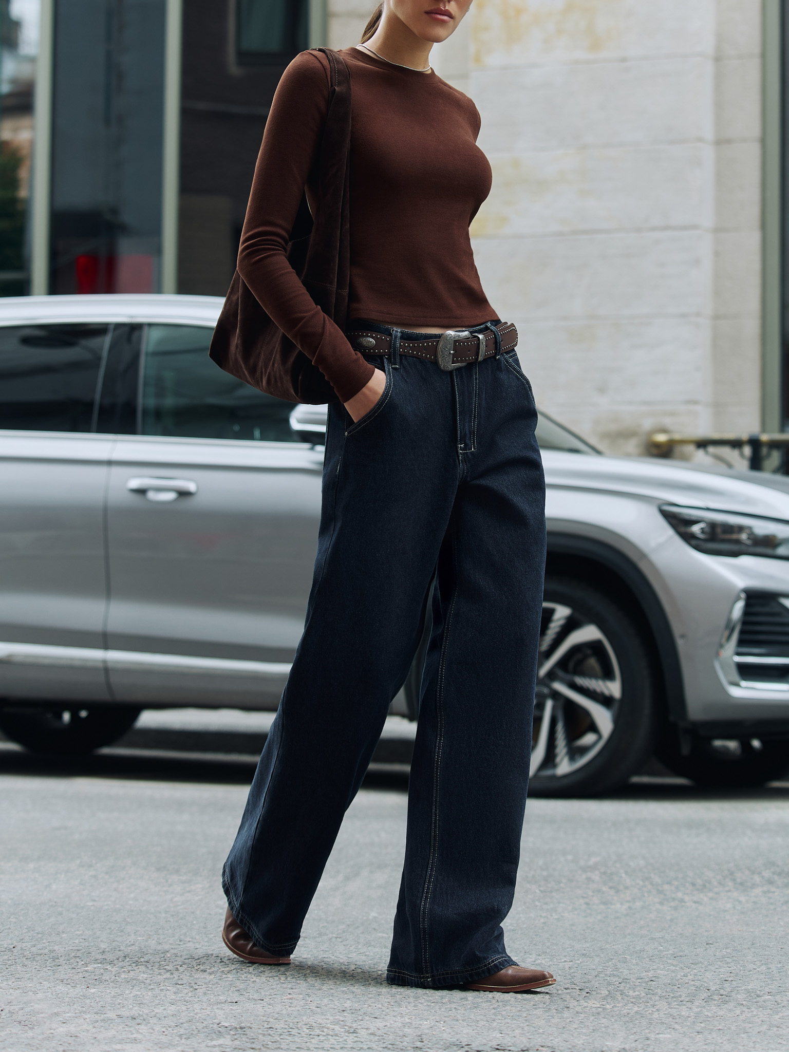 Loose jeans with contrast stitching