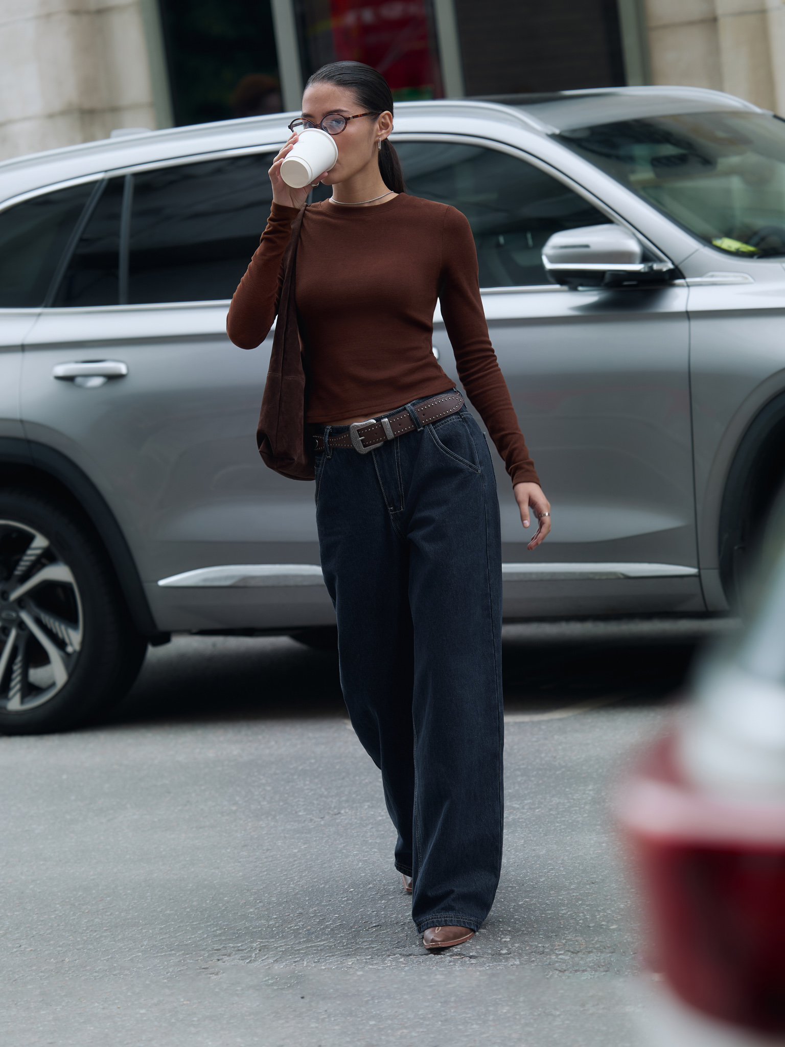 Loose jeans with contrast stitching