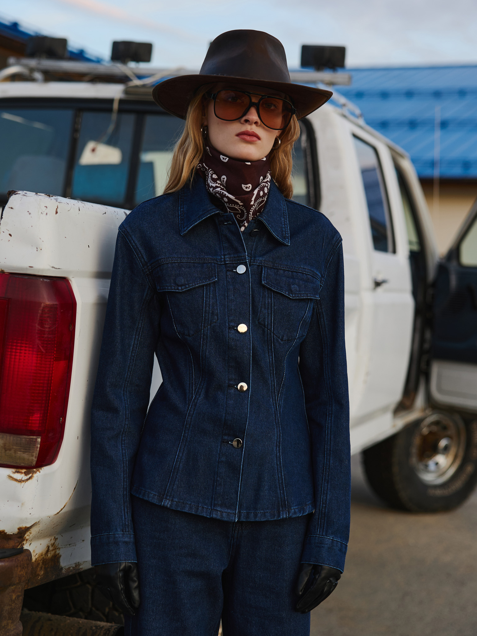 Приталенная рубашка из денима