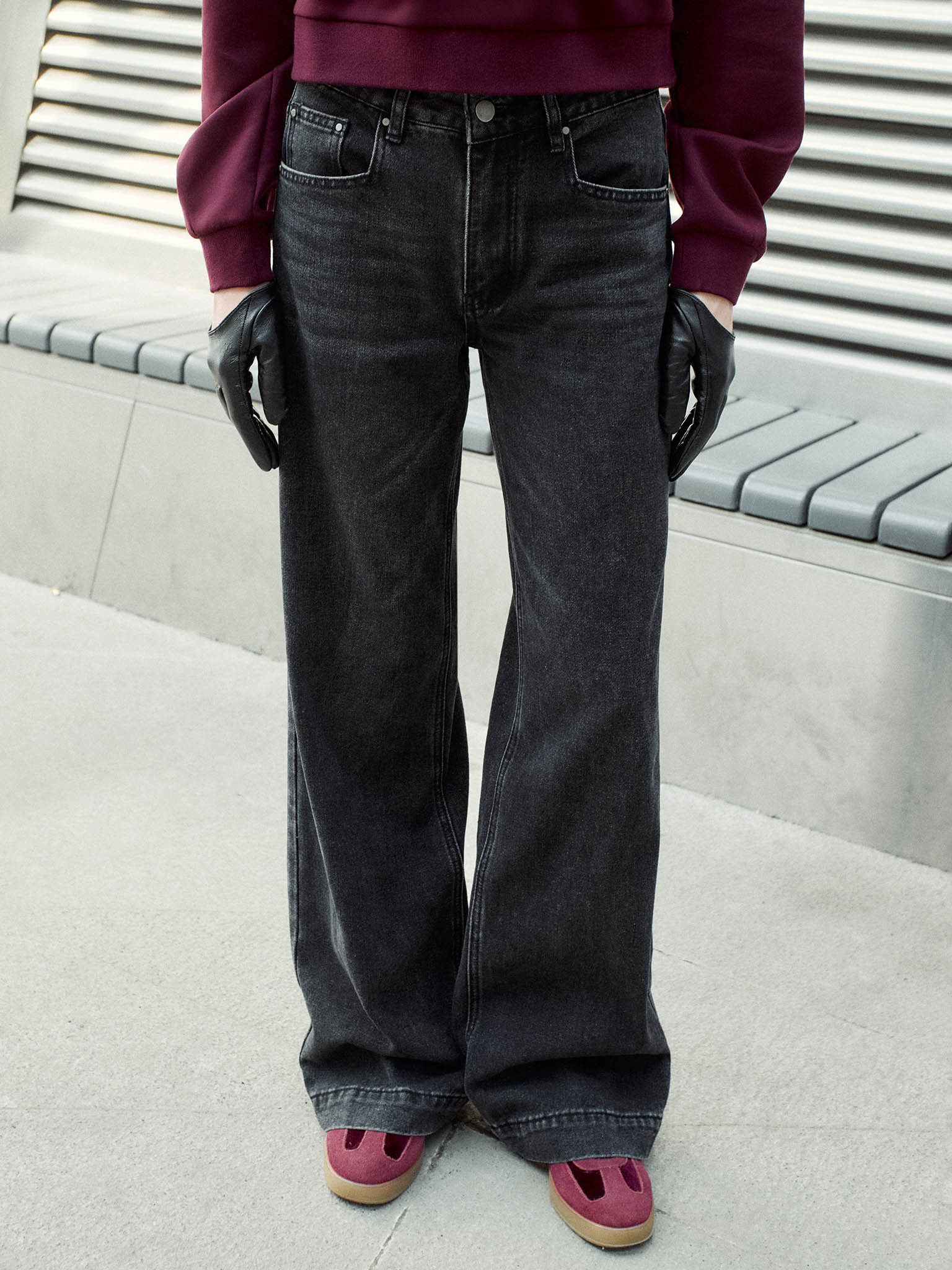 Loose jeans with distressed accent on the thighs