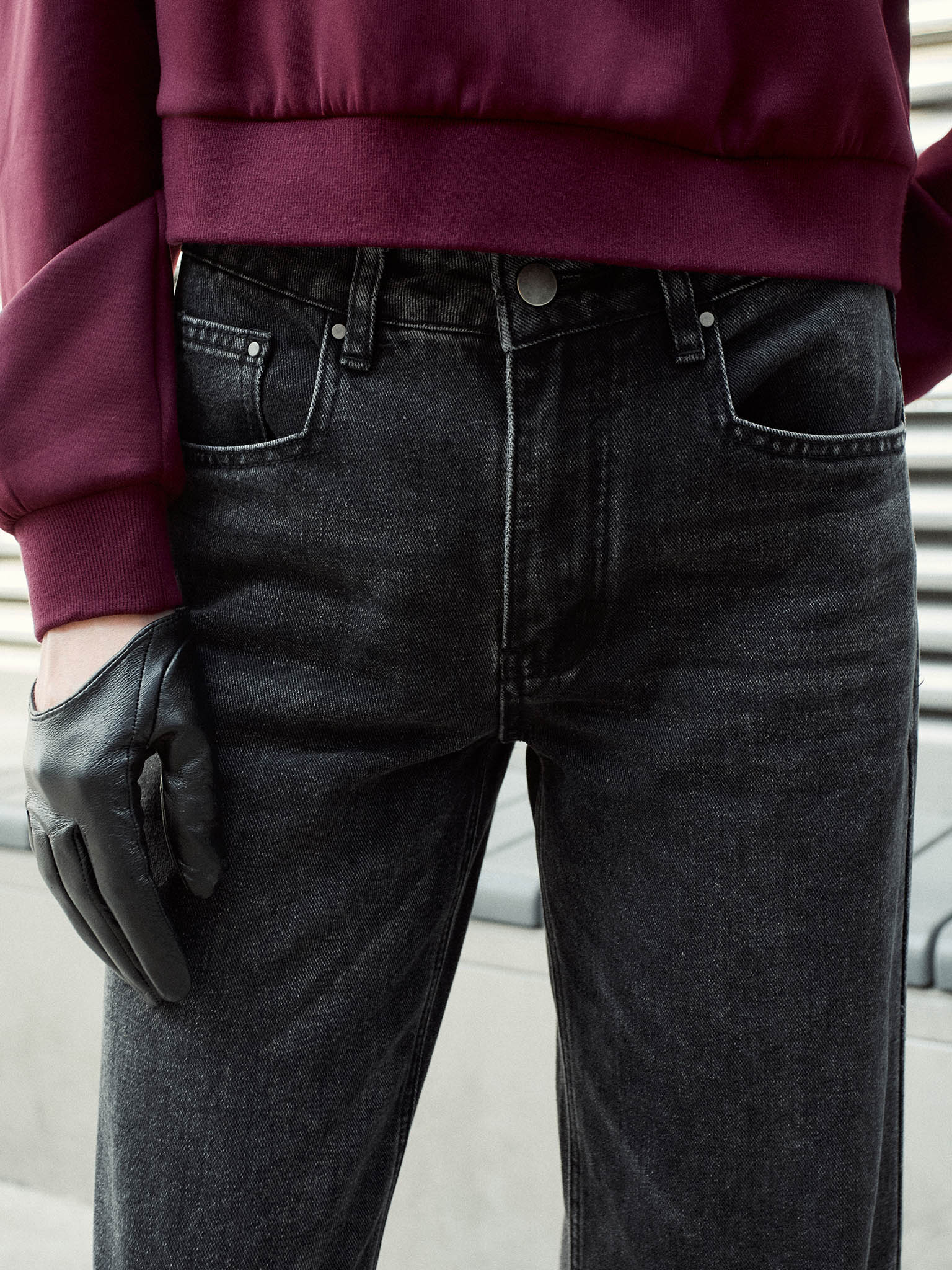 Loose jeans with distressed accent on the thighs